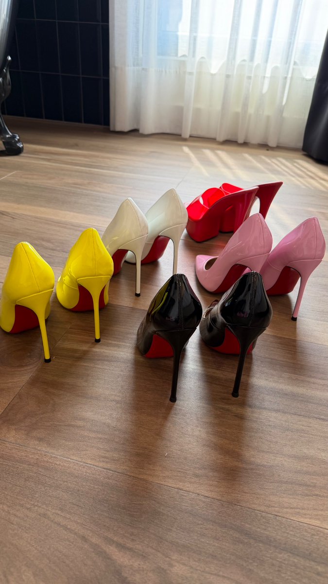 Yanina_Queen_'s tweet photo. Happy Friday my best servants! 😈 What pair of shoes should I wear to step on your face today? 😏🫵🙇🏻 https://t.co/Vl5Mj9HCRX