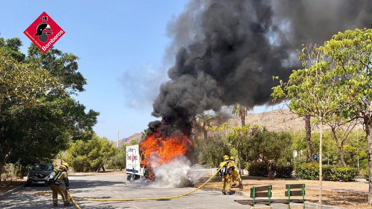 BomberosDipuALC's tweet photo. #BomberosBenidorm sofocó con 3 dotaciones este incendio de camión de reparto de alimentos. El incendio ocurrió poco después de las 12:00 de ayer, y fue rápidamente extinguido sin dar oportunidad a la propagación sobre la vegetación de la zona. Sólo lamentar daños materiales
#cpba https://t.co/fIQ508PkWr