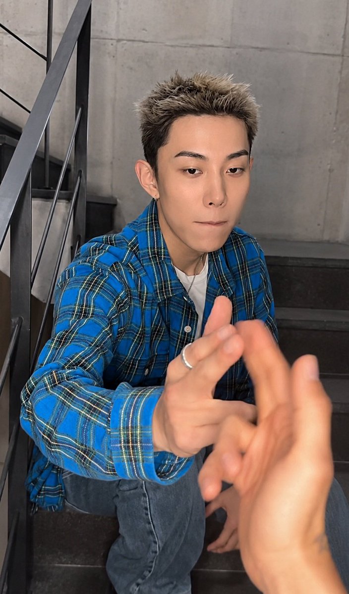 morelove_kr's tweet photo. 같은 셔츤데 머리 하나로 느낌 확 다르네ㅋㅋㅋㅋㅋ https://t.co/nCwN4WRIZV