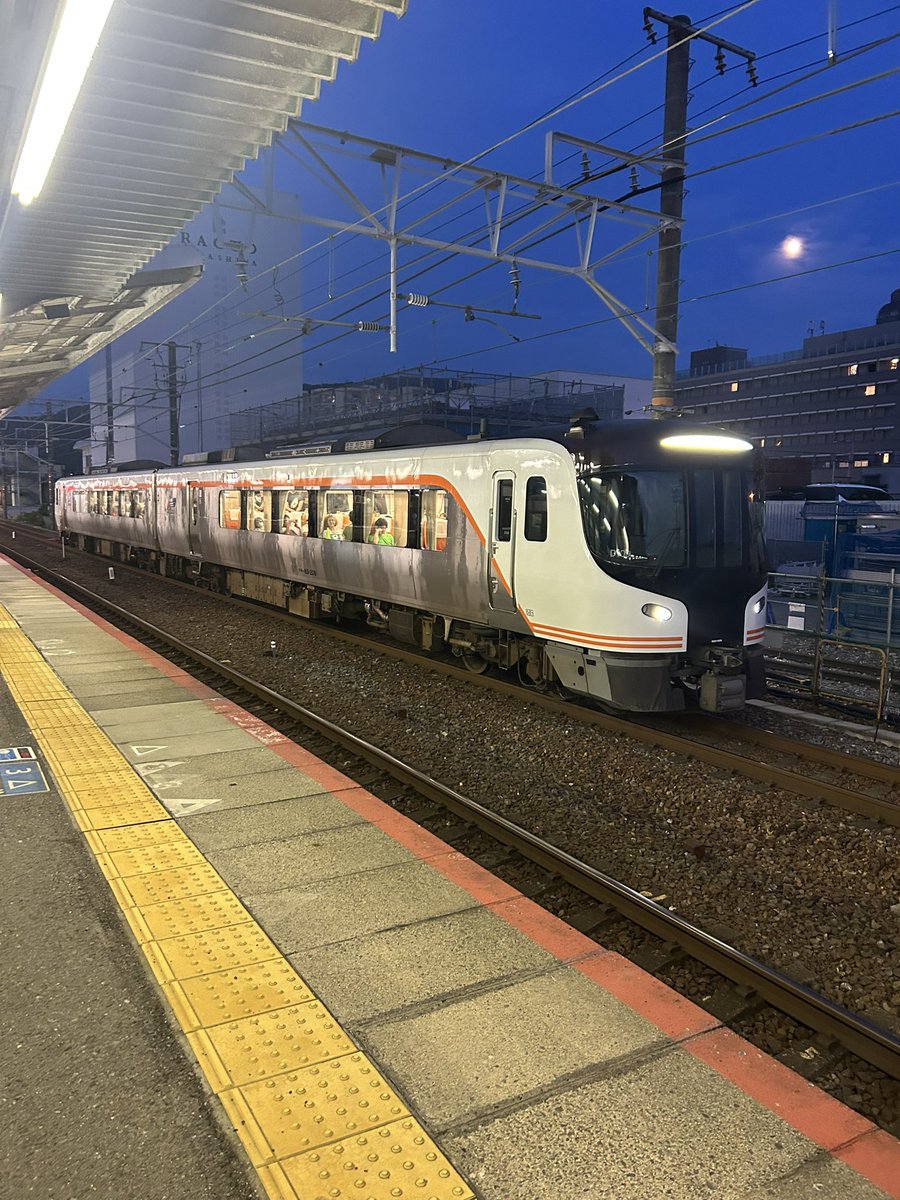 HysRockMari's tweet photo. この2両しかない
ディーゼルの電車🚃て何？ https://t.co/pC98ViyD8p