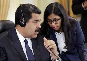 homeroboscan's tweet photo. Cómo quedará Delcy Rodríguez cuando la Asamblea Nacional (2015) elimine el cargo de Vicepresidente que fue inventado por Hugo Chávez para tener un lavaperros a quien echarle las culpas de sus locuras y desafueros...Valga mencionar que todos los que ocuparon ese cargo, sin que nadie los eligiera, terminaron mal...José Vicente Rangel, Luis Miquelena, Nicolás Maduro, Diosdado Cabello, Elías Jaua, Jorge Arreaza y Delcy está en veremos...Resulta un exabrupto que en la Constitución de Chavez aparezca como primero en la línea de sucesión presidencial un funcionario que nadie elige como el Vicepresidente.