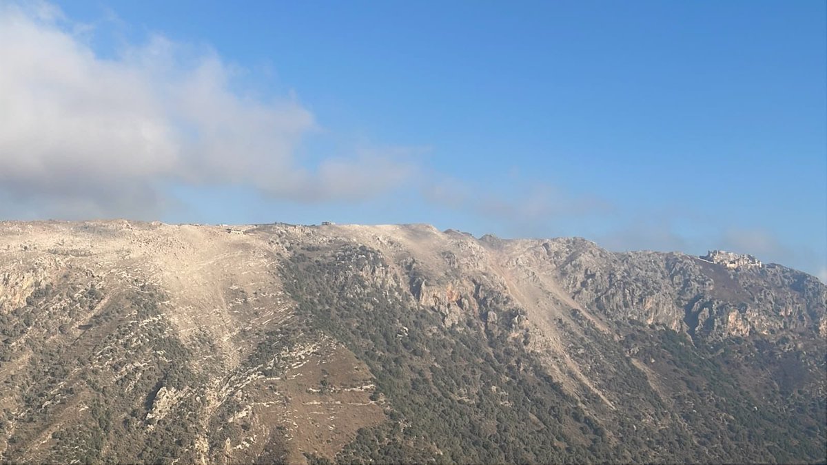 cbonneauimages's tweet photo. 🔴Last night, the Israeli army carried out another illegal underground demolition in Lebanon using 700 tons of explosives. The massive explosion underneath Beaufort Castle was heard across south Lebanon. 

Heavy dust blanketed parts of Nabatieh and Marjayoun, and the blast shattered windows in nearby villages and towns. The video below is from Marjayoun. 

Lebanon sits atop three major geological fault lines and geologists have warned that an explosion of this magnitude could potentially release built-up tectonic stress, increasing the risk of seismic activity along the fault line extending from Lebanon into Palestine.