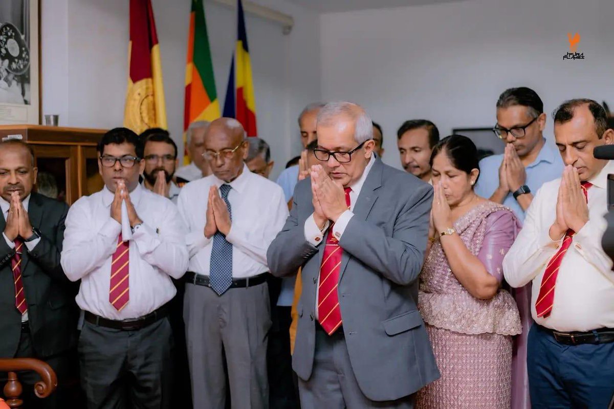 aller_gyimm's tweet photo. 🎉 Congratulations to Senior Prof. Upul Subasinghe on his appointment as Vice Chancellor of @usjp!
🤝🏻The Institute of Allergology & Immunology wishes him every success leading a new chapter of excellence.
#USJ #NewVC #Leadership https://t.co/2oJLWh4rXX