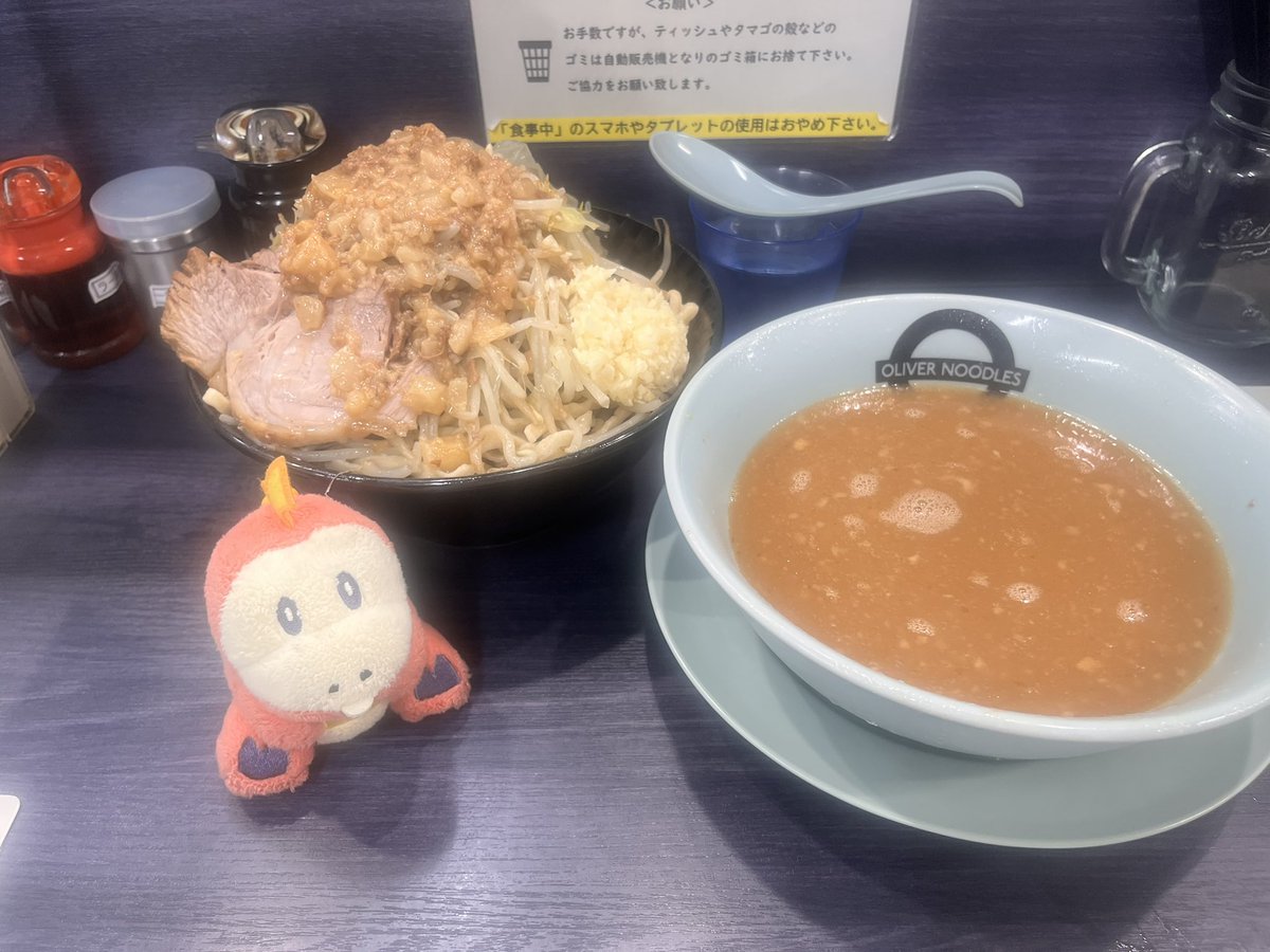 poke12181's tweet photo. 人生って初二郎系つけ麺！！
オリバーヌードル
つけめん麺大盛り500g 全部と生姜

美味しすぎる！！
麺だけで食べると小麦の香りがすんごい！！
麺も冷たくて、つけ汁もさっぱりだからいつもより全然軽かった！
次は別皿脂しよっと！
500だと余裕だー！

ご馳走様でした！
#オリバーヌードル https://t.co/ypz5SUTRzT