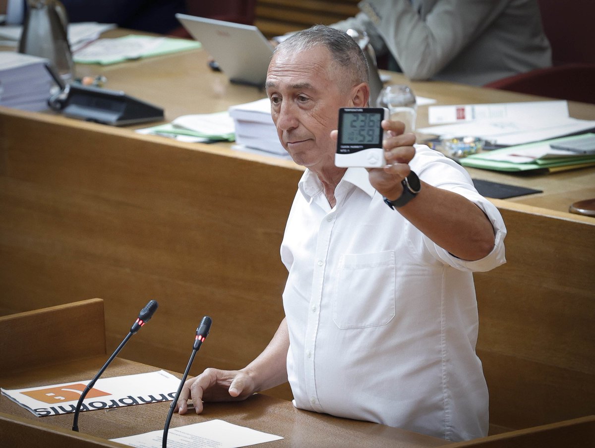 joanbaldovi's tweet photo. La calor mata. Ja ha matat a més de 3.000 persones.

Hui PP i Vox han tombat la nostra proposta de crear ajudes per posar aire condicionat en les cases valencianes.

Això si, ells ben fresquets. A 23 graus estaven hui els diputats que han votat en contra de la nostra proposta. https://t.co/hkqc1CIyY3