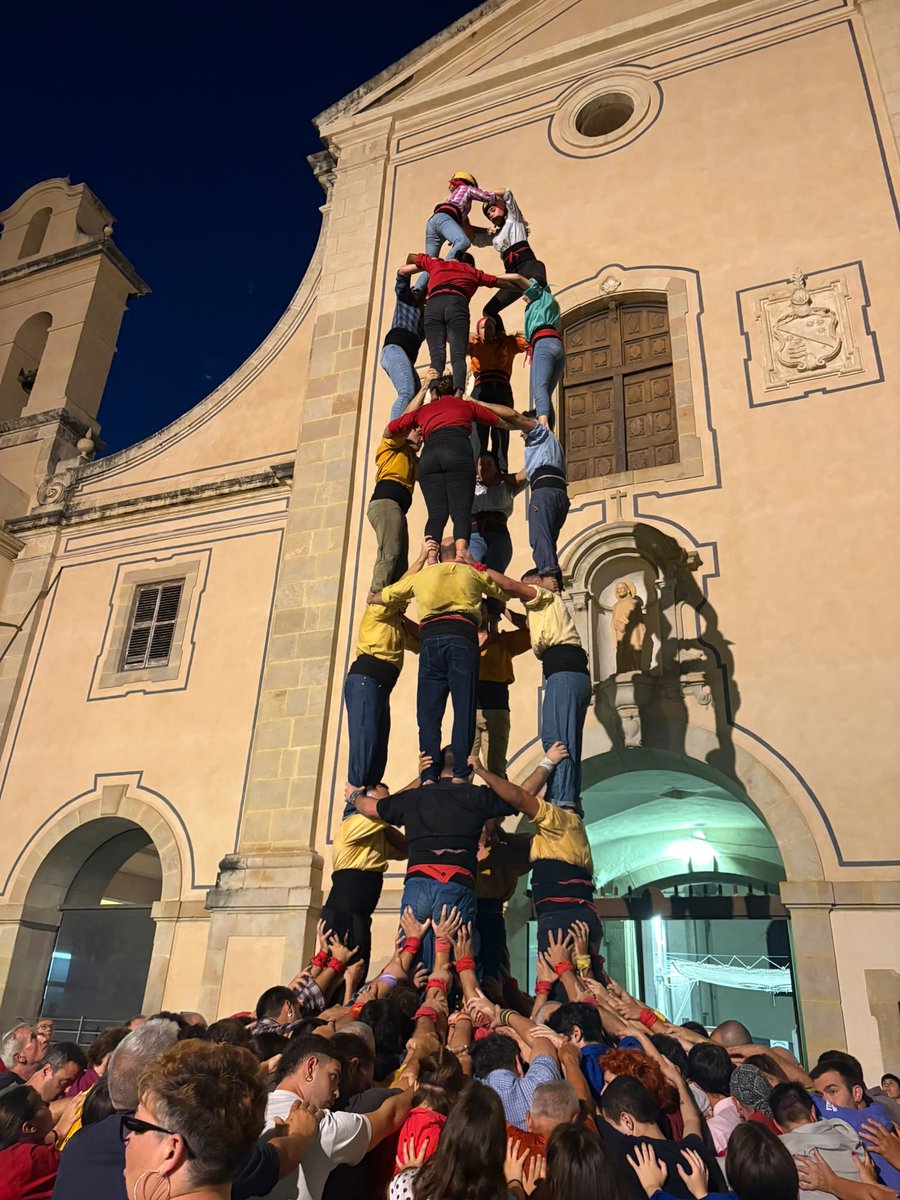 bordegassos's tweet photo. Feina feta. L'assaig d’ahir és dels que feia anys que no vivíem. Consolidem el present i ens anem apropant cada cop més als reptes d'un futur cada cop menys llunyà. 

Gràcies Vilanova i amics d'altres colles pel vostre cop de mà!

#castells https://t.co/bmIdJndL8z