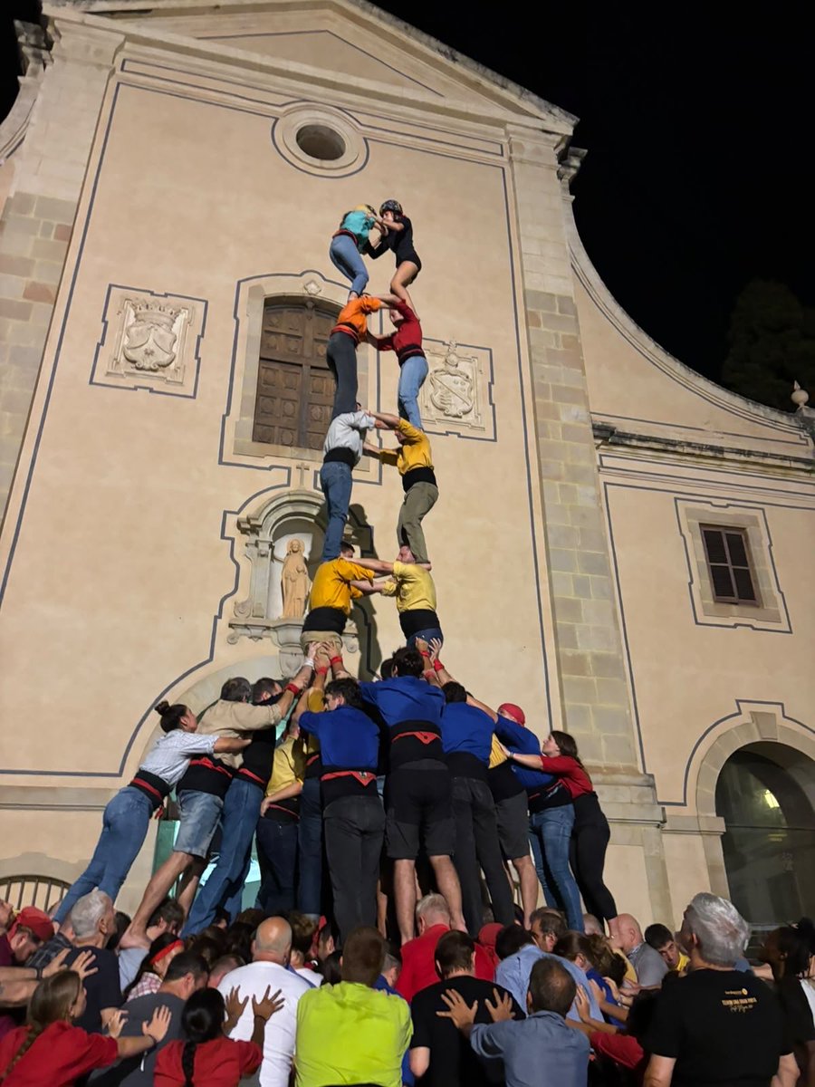 bordegassos's tweet photo. Feina feta. L'assaig d’ahir és dels que feia anys que no vivíem. Consolidem el present i ens anem apropant cada cop més als reptes d'un futur cada cop menys llunyà. 

Gràcies Vilanova i amics d'altres colles pel vostre cop de mà!

#castells https://t.co/bmIdJndL8z