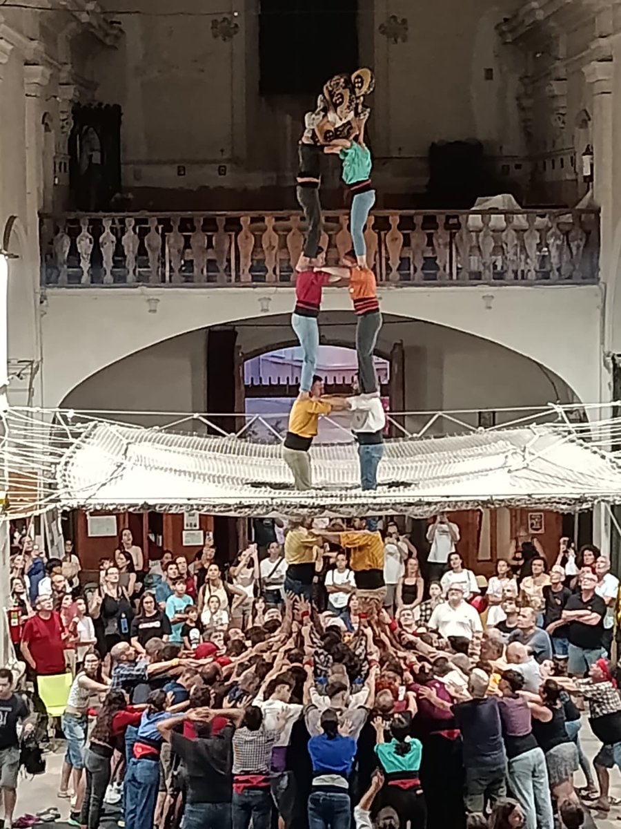 bordegassos's tweet photo. Feina feta. L'assaig d’ahir és dels que feia anys que no vivíem. Consolidem el present i ens anem apropant cada cop més als reptes d'un futur cada cop menys llunyà. 

Gràcies Vilanova i amics d'altres colles pel vostre cop de mà!

#castells https://t.co/bmIdJndL8z
