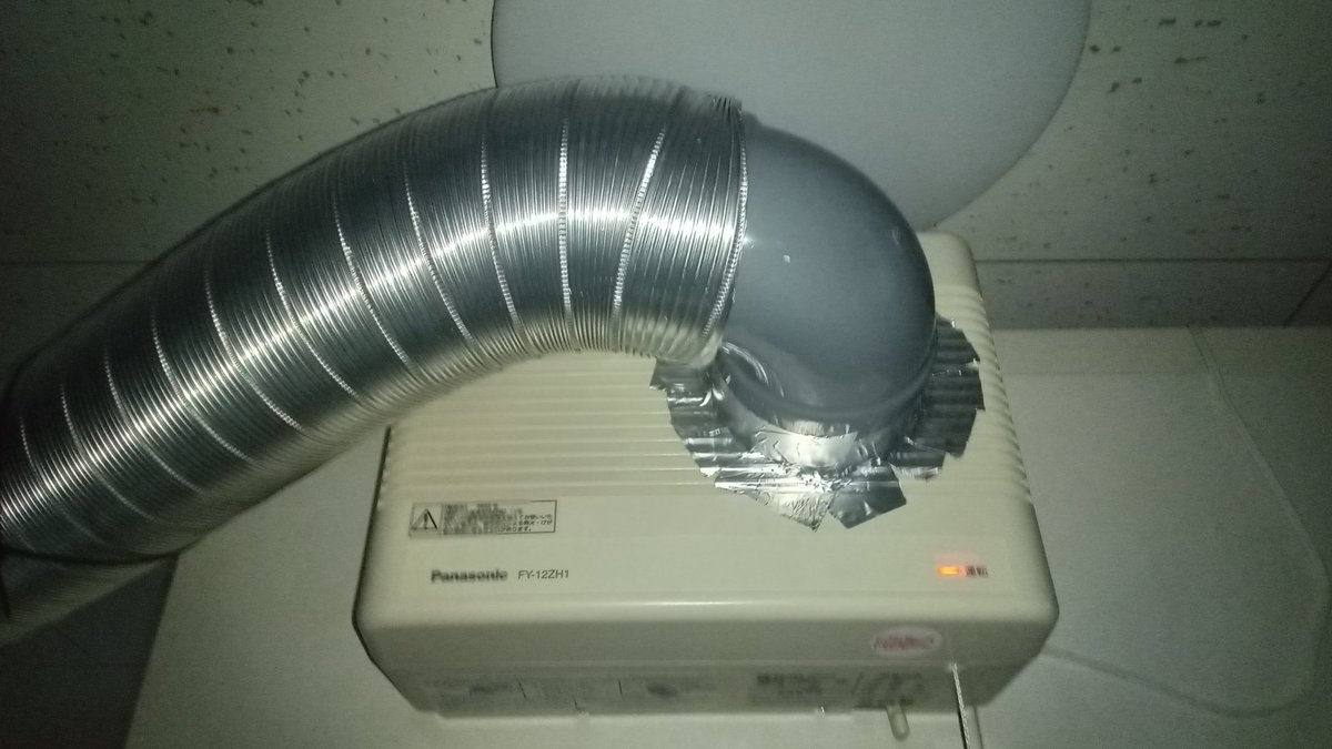 Sek_tomo's tweet photo. あまりに暑くてどうしようもないので、防音室の換気扇とエアコンを繋いでやった(物理)

ロスナイだから熱交換されちゃうけど、それでも冷たい風出てくるようになった。

仮設だけどいい感じ。
あとでちゃんと設置しよう https://t.co/wob6L8mKlN