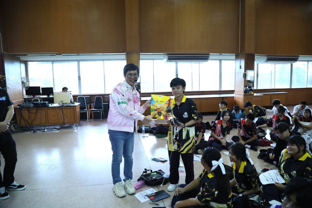 WEBYTHEBRAIN's tweet photo. ติวดีไม่มีตุ๊บ! ลุยกันต่อ พี่ยู WE BY THE BRAIN มาเติมความรู้และทริคดี ๆ ให้กับน้อง ๆ เอเนอร์จี้จัดเต็ม! กับโครงการ BEM พาน้องพิชิต TCAS ปีที่ 18 💥🚀
📍 รร.มหรรณพาราม
#WEBYTHEBRAIN #TheBrain #เดอะเบรน #BEM #ปีที่18 #มหรรณพาราม #TGAT #พี่ยูเดอะเบรน https://t.co/E0C418IxTh