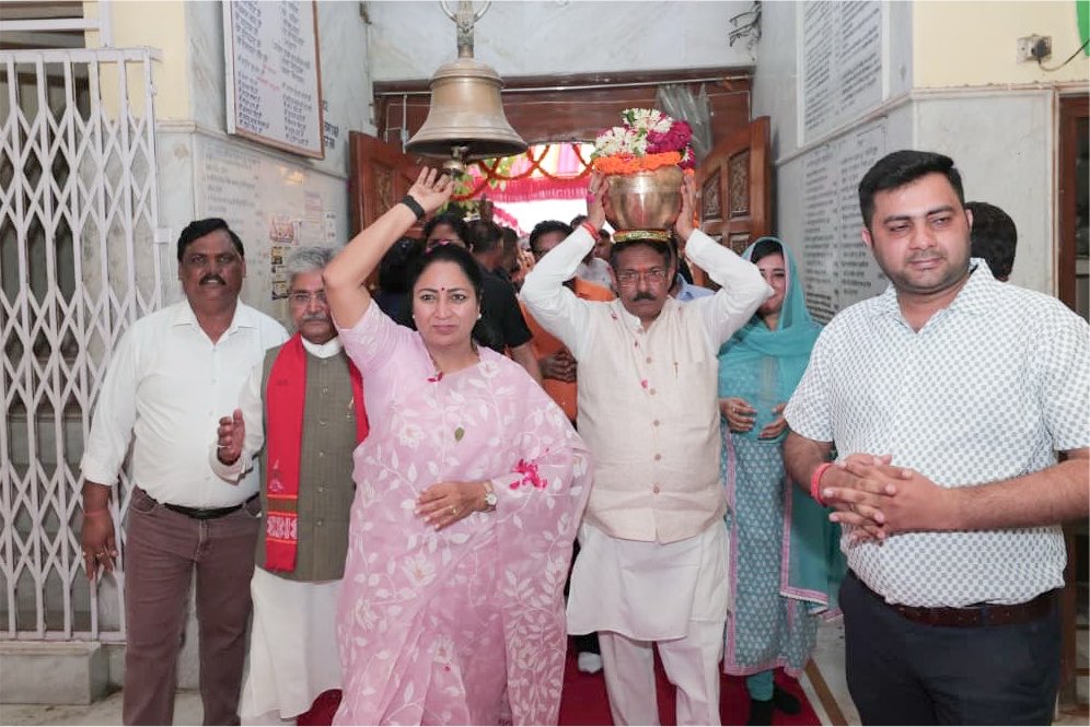 hdmalhotra's tweet photo. संत शिरोमणि गुरु रविदास जी महाराज की 650वीं जयंती के उपलक्ष्य में उनकी जन्मस्थली काशी की पावन मिट्टी का कलश लेकर भारतीय जनता पार्टी की 11 सदस्य टीम आज दिल्ली पहुँची। माननीय मुख्यमंत्री श्रीमती @gupta_rekha जी के सान्निध्य में करोल बाग स्थित श्री गुरु रविदास विश्राम धाम मंदिर में इस पवित्र कलश की विधिवत स्थापना की गई।

संत गुरु रविदास जी ने अपने जीवन और वाणी से समरसता, समानता, मानवता और सामाजिक न्याय का संदेश दिया। उनका "बेगमपुरा" का स्वप्न ऐसे समाज की कल्पना करता है जहाँ भेदभाव, ऊँच-नीच और अन्याय का कोई स्थान न हो। आज भी उनके विचार समाज को एकसूत्र में जोड़ने और सामाजिक समरसता को सुदृढ़ करने की प्रेरणा देते हैं।

इस अवसर पर दिल्ली सरकार के मंत्री श्री रविन्द्र इंद्राज सिंह जी, भाजपा के राष्ट्रीय महामंत्री श्री @dushyanttgautam जी, भाजपा अनुसूचित जाति मोर्चा के राष्ट्रीय अध्यक्ष श्री @LalSinghArya जी, सांसद श्री @yogenderchando1 जी, सांसद सुश्री @BansuriSwaraj जी, सांसद श्री @ManojTiwariMP जी, महामंत्री श्री मोहनलाल गिहारा जी एवं देवतुल्य कार्यकर्ता उपस्थित रहे।

@CMODelhi @PMOIndia @BJP4Delhi @BJP4India @narendramodi @AmitShah @NitinNabin @blsanthosh #HarshMalhotraBJP