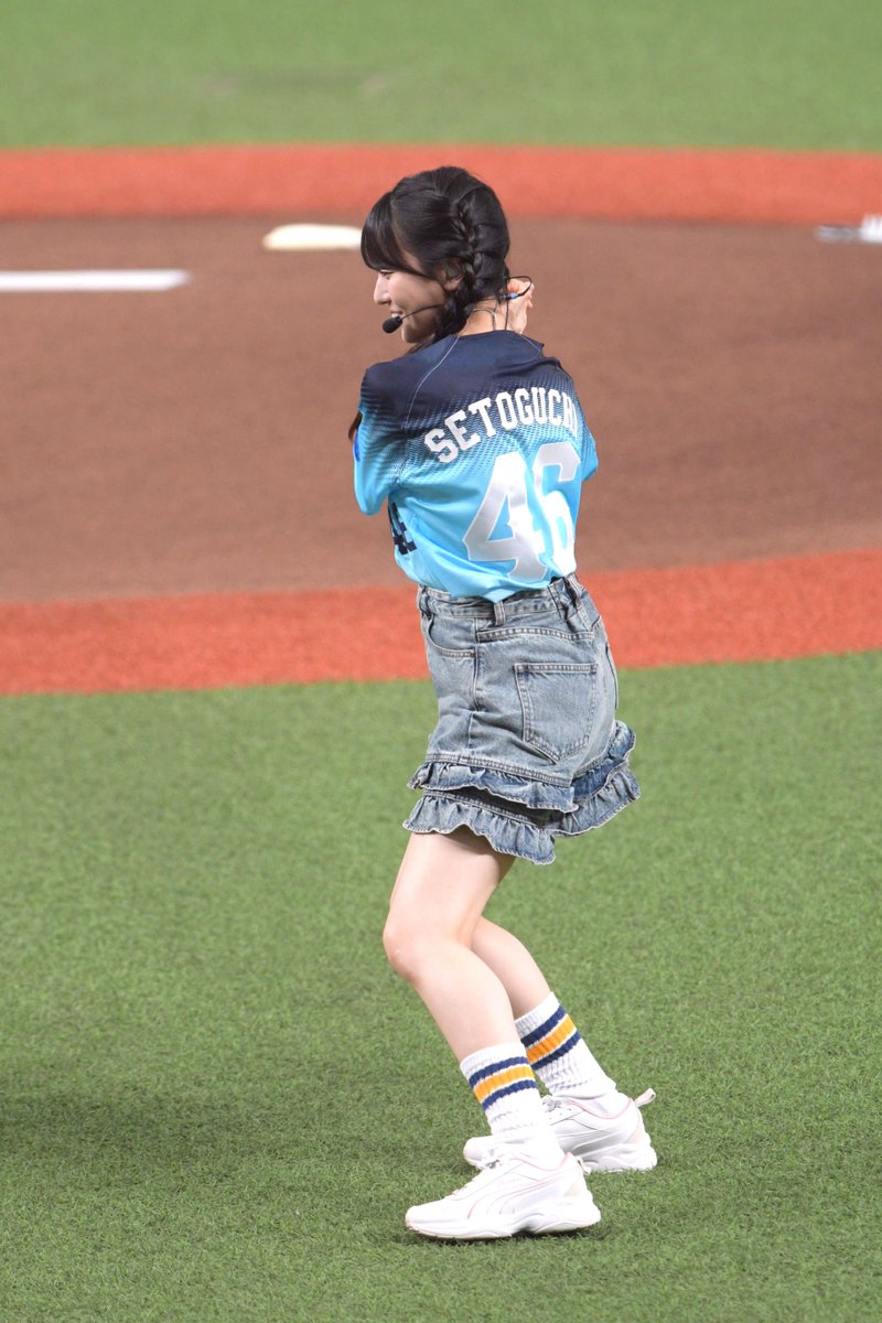 mint_chocolat's tweet photo. Lions vs Buffaloes
＠ベ��ーナドーム
「パシフィックリーグに連れてって」披露🎤
ホームランを打つ心月ちゃん💙💛
#乃木坂野球部 
#乃木坂46 
#瀬戸口心月 https://t.co/tMlzeDZj3g