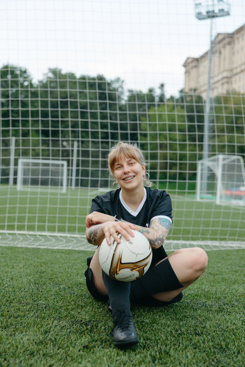 MemesDaHorj9vx's tweet photo. Sorriso no rosto, foco no jogo e o coração batendo pelo futebol. Cada treino é um passo mais perto da vitória! ⚽💚 #Futebol #FutebolFeminino #Esporte #Treino #PaixaoPeloFutebol https://t.co/dZ5SFpssR0
