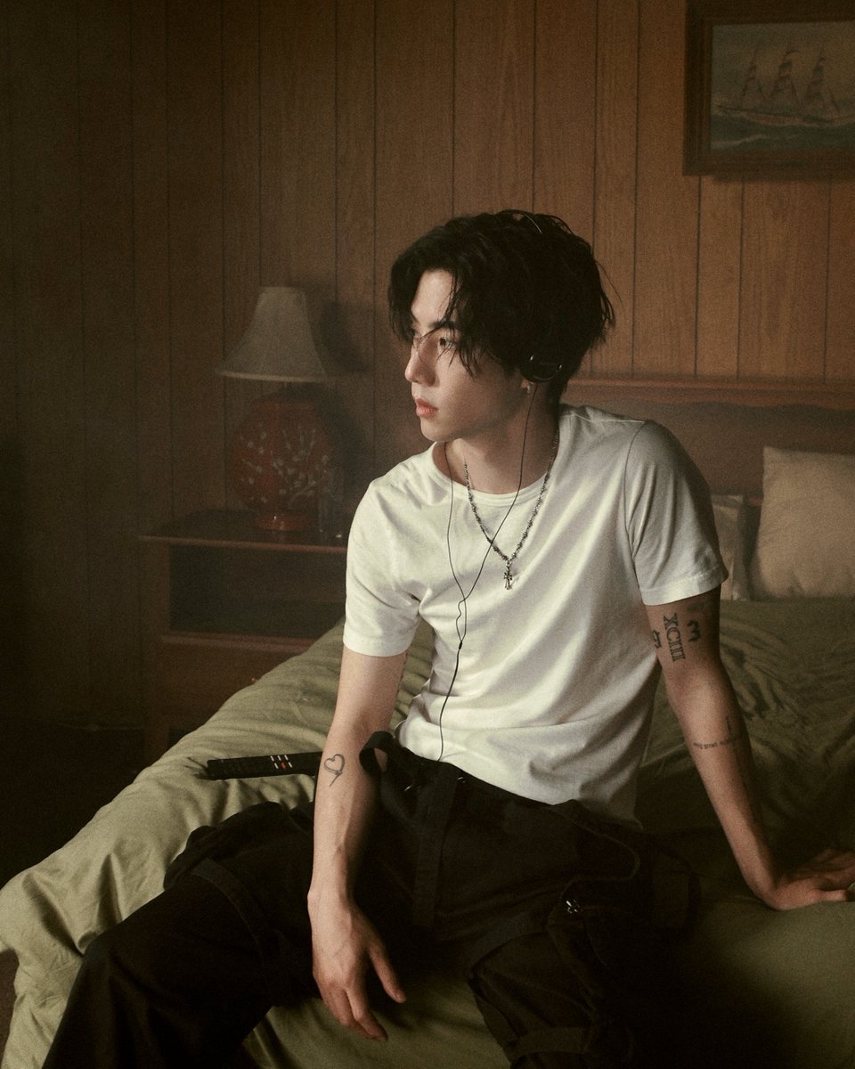 webstarupdate's tweet photo. MARK TUAN เปิดบทใหม่ในปี 2026 ส่งซิงเกิลใหม่ “Alone” ถ่ายทอดความเปราะบางผ่านงานดนตรีที่ลึกซึ้งกว่าเดิม
 
ALONE BY MARK TUAN
#MarkTuan #ALONE #ALONE_OUTNOW

MARK TUAN (มาร์ค ต้วน) ศิลปินระดับโลก กลับมาอีกครั้งกับซิงเกิลใหม่ “Alone” ผลงานแรกของปี 2026 ซึ่งถือเป็นจุดเริ่มต้นของบทใหม่ในเส้นทางการเป็นศิลปินของเขา
 
หลังจากปล่อย EP Silhouette ที่เผยให้เห็นตัวตนของ Mark ในมุมที่จริงใจและไม่ผ่านการปรุงแต่ง ซิงเกิล “Alone” ก็พาผู้ฟังดำดิ่งสู่ความรู้สึกที่ลึกซึ้งกว่าเดิม โดยถ่ายทอดอารมณ์ที่เกิดขึ้นในช่วงเวลาที่ทุกอย่างเงียบลง ไม่ว่าจะเป็นความคิดมาก ความโดดเดี่ยว ความกระสับกระส่าย หรือความรู้สึกที่แปรเปลี่ยนไปมาเมื่ออยู่กับตัวเอง
 
ตลอดปีที่ผ่านมา Mark มุ่งมั่นพัฒนาทั้งตัวเองและฝีมือทางดนตรีอย่างต่อเนื่อง พร้อมตั้งใจผลักดันขอบเขตทางดนตรีของตัวเองให้ก้าวไปอีกขั้นด้วยการออกจากพื้นที่ที่คุ้นเคย และทดลองถ่ายทอดเรื่องราวผ่านมุมมองที่ใกล้ชิดและเปี่ยมไปด้วยอารมณ์มากขึ้น ระหว่างการค้นหาตัวตนในฐานะศิลปิน เขาเลือกใช้เวลาในการขัดเกลาและพัฒนาแนวทางดนตรีของตัวเอง เพื่อให้ทุกบทเพลงเติบโตขึ้นอย่างเป็นธรรมชาติ มีเป้าหมาย และเต็มไปด้วยความรู้สึก
 
ในด้านดนตรี “Alone” ถือเป็นอีกก้าวสำคัญของ Mark ด้วยซาวด์ R&B ที่ล่องลอยและมีบรรยากาศชวนดื่มด่ำ ผสานเสียงประสานที่ซับซ้อนและเมโลดี้ที่เปี่ยมด้วยอารมณ์ ถ่ายทอดแนวดนตรีรูปแบบใหม่ของเขาได้อย่างชัดเจน รายละเอียดของการร้องและเลเยอร์เสียงที่ถูกออกแบบอย่างประณีต ช่วยสะท้อนความซับซ้อนของอารมณ์และความคิดที่เกิดขึ้นในช่วงเวลาแห่งความโดดเดี่ยวได้อย่างลึกซึ้ง
 
เบื้องหลังการสร้างสรรค์เพลงนี้ยังได้ Tone Stith นักร้องและนักแต่งเพลงชื่อดังมาร่วมเขียนเพลง ซึ่งนับเป็นศิลปินที่ Mark ชื่นชมเขาทั้งในด้านการแต่งเพลงและสไตล์การร้องมาโดยตลอด ขณะที่งานโปรดักชันได้ Peyote โปรดิวเซอร์ผู้มีผลงานล่าสุดในอัลบั้ม Alligator Bites Never Heal ของ Doechii ซึ่งเป็นหนึ่งในอัลบั้มที่สร้างแรงบันดาลใจให้กับ Mark ระหว่างกำหนดทิศทางของผลงานชุดใหม่นี้
 
“Alone” พูดถึงความขัดแย้งระหว่างการพยายามหลีกหนีความรู้สึกกับความโดดเดี่ยว ไม่ว่าจะเป็นการขับรถยามค่ำคืนไปจนถึงความคิดที่วนเวียน บทเพลงถ่ายทอดความรู้สึกของการพยายามหนีจากความคิดของตัวเอง พร้อมกับค้นหาความสบายใจและการเชื่อมโยงกับใครสักคน แทนที่จะปกปิดความรู้สึกเหล่านั้น Mark เลือกเปิดเผยออกมาอย่างตรงไปตรงมา พร้อมชวนผู้ฟังให้ได้สัมผัสตัวตนที่เปราะบางและความเป็นมนุษย์มากกว่าที่เคย
 
การกลับมาครั้งนี้ยังตอกย้ำพัฒนาการของ Mark Tuan ในฐานะศิลปินที่ถ่ายทอดเรื่องราวผ่านอารมณ์ที่ลึกซึ้ง พร้อมทดลองแนวทางดนตรีใหม่ ๆ อย่างต่อเนื่อง พร้อมเปิดประตูสู่บทใหม่ของการสร้างสรรค์ผลงาน โดยสามารถฟังเพลง “Alone” ได้แล้ววันนี้ผ่านทุกสตรีมมิงแพลตฟอร์ม
 
เกี่ยวกับ Mark Tuan
Mark Tuan (มาร์ค ต้วน) ศิลปินระดับโลกและสมาชิกวง GOT7 ที่เดบิวต์ในปี 2014 สั่งสมชื่อเสียงในฐานะแร็ปเปอร์ นักร้อง นักเต้น และนักแต่งเพลง หลังกลับไปยังลอสแอนเจลิสในปี 2021 เขาได้เริ่มต้นเส้นทางศิลปินเดี่ยว พร้อมขยายฐานผู้ฟังสู่ตลาดดนตรีในระดับนานาชาติ

นับตั้งแต่นั้น Mark มียอดสตรีมทั่วโลกสะสมกว่า 387 ล้านครั้ง พร้อมปล่อยผลงานทั้งอัลบั้มเต็ม มินิอัลบั้ม และดิจิทัลซิงเกิลอย่างต่อเนื่อง อัลบั้ม the other side ที่วางจำหน่ายในปี 2022 ส่งให้ซิงเกิล “Last Breath” ขึ้นอันดับ 1 บนชาร์ต iTunes ในกว่า 25 ประเทศ และทำสถิติสูงสุดที่อันดับ 11 บนชาร์ต Billboard Hot Trending Songs นอกจากนี้ เขายังร่วมร้องเพลงประกอบภาพยนตร์ของ Marvel เรื่อง Shang-Chi and the Legend of the Ten Rings ร่วมกับศิลปิน BIBI

ต่อยอดความสำเร็จดังกล่าว Mark ได้จัดทัวร์เดี่ยวครั้งแรกของเขา โดยบัตรเข้าชม Sold-out ในหลายเมืองทั่วอเมริกาเหนือ อเมริกาใต้ และเอเชีย ตอกย้ำความนิยมและศักยภาพในฐานะศิลปินที่สามารถดึงดูดผู้ชมได้ในระดับโลก

ในปี 2025 เขาปล่อยมินิอัลบั้มชุดที่สอง Silhouette ถ่ายทอดเอกลักษณ์ทางดนตรีแนวอัลต์ป็อป (Alt-pop) ที่โดดเด่นยิ่งขึ้น ผ่านการผสมผสานระหว่างอัลเทอร์เนทีฟร็อกและการเล่าเรื่องที่สะท้อนความรู้สึกภายในอย่างลึกซึ้ง จากนั้นจึงเดินหน้าจัดทัวร์แฟนคอน “Silhouette: The Shape of You” ครอบคลุม 7 เมืองในจีนแผ่นดินใหญ่ มาเก๊า ไทเป และกรุงเทพฯ โดยการแสดงที่กรุงเทพฯ จัดขึ้นต่อเนื่องถึง 2 รอบ

นอกเหนือจากผลงานด้านดนตรี Mark ยังคงมีบทบาทโดดเด่นในวงการแฟชั่นและสื่อระดับโลก ด้วยการเข้าร่วมงาน Paris Fashion Week และการปรากฏตัวในสื่อชั้นนำระดับนานาชาติอย่างต่อเนื่อง

Photo credit: DNA