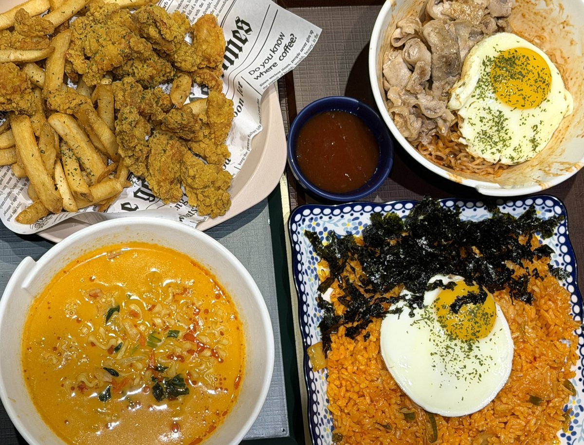 jongrangbab's tweet photo. 퇴근후 지식을쌓기위해 벌툰방문 ⁰⃚⃙̴༝ ⁰⃚⃙̴ಣ

후라이드치킨
비삼계
김치볶음밥
크림짬뽕 라면 https://t.co/3VP22QGRmL
