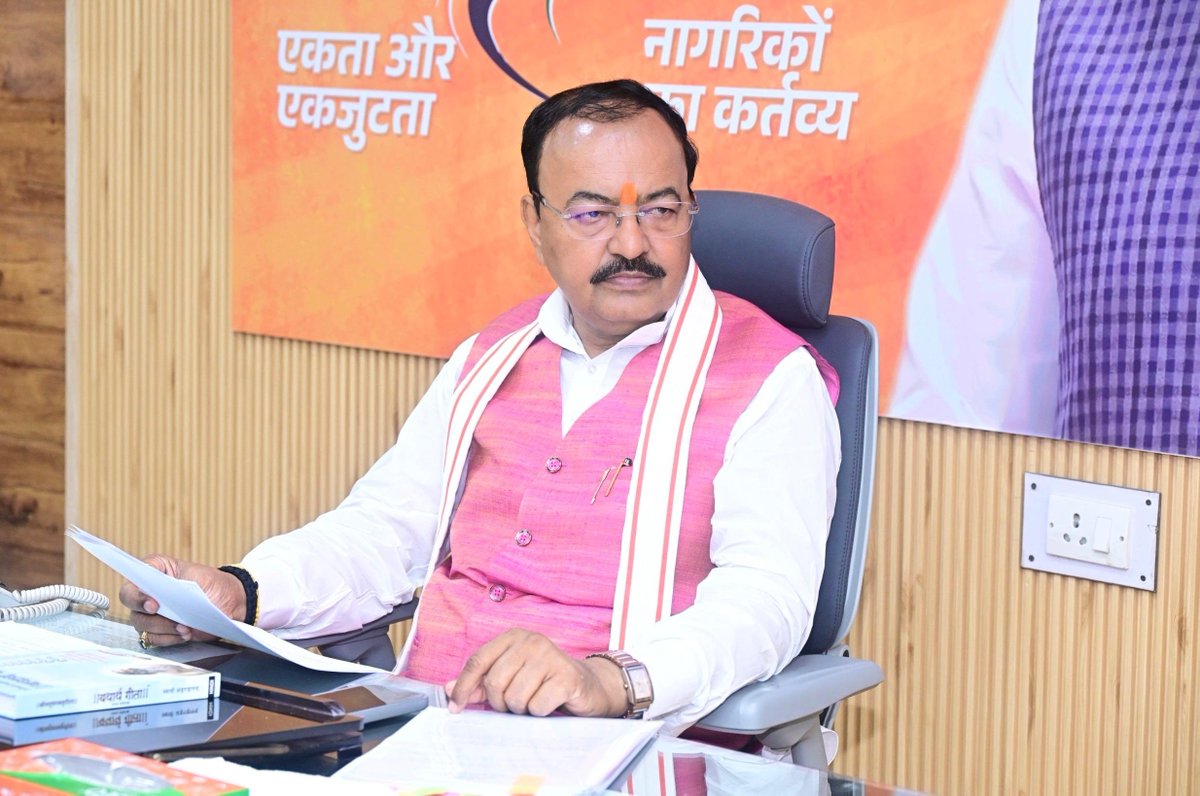 kpmaurya1's tweet photo. लखनऊ स्थित कैम्प कार्यालय पर ग्राम्य विकास विभाग के वरिष्ठ अधिकारियों के साथ विकसित भारत-जी राम जी योजना की प्रगति समेत विभिन्न विभागीय योजनाओं के महत्त्वपूर्ण विषयों पर समीक्षा बैठक की। 

बैठक में अधिकारियों को योजना के कार्यों में गुणवत्ता एवं पारदर्शिता सुनिश्चित करने तथा निर्धारित लक्ष्यों को समयबद्ध रूप से पूर्ण करने के निर्देश दिए।