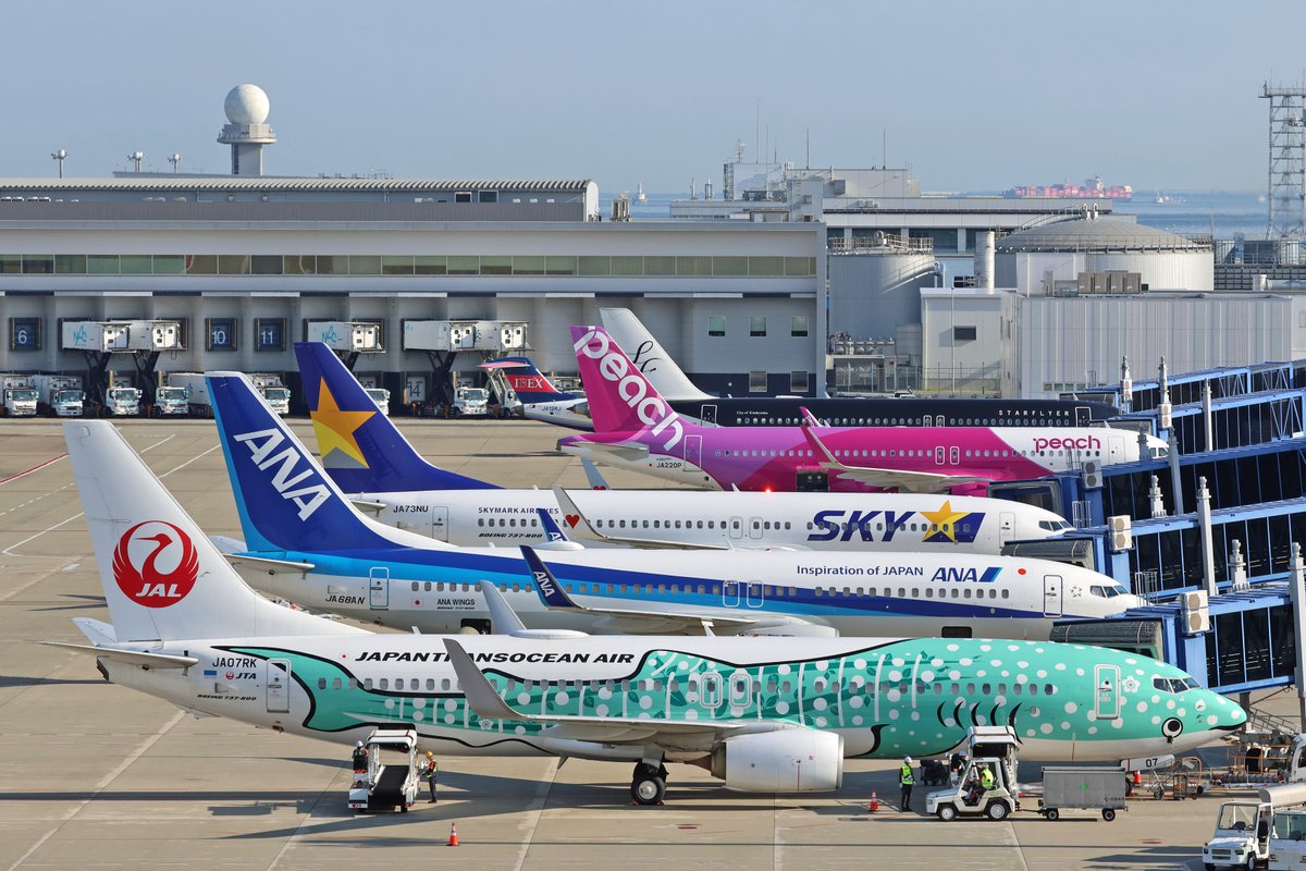 Centrairairport's tweet photo. 今日、セントレアでJTAの「さくらジンベエ」と「結ジンベエ」の姿を見つけました。ピンク色の「さくらジンベエ」と、エメラルドグリーンの「結ジンベエ」を一緒に見られると、なんだかうれしい気持ちになりますね。セントレアと沖縄を結ぶJTA便は、1日4便運航しています。そのため、タイミングが合えば出会えるチャンスがあるかもしれません。スカイデッキへお越しの際は、ぜひかわいらしいジンベエジェットを探してみてください。