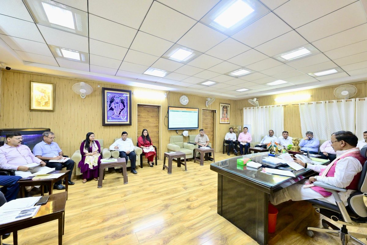 kpmaurya1's tweet photo. लखनऊ स्थित कैम्प कार्यालय पर ग्राम्य विकास विभाग के वरिष्ठ अधिकारियों के साथ विकसित भारत-जी राम जी योजना की प्रगति समेत विभिन्न विभागीय योजनाओं के महत्त्वपूर्ण विषयों पर समीक्षा बैठक की। 

बैठक में अधिकारियों को योजना के कार्यों में गुणवत्ता एवं पारदर्शिता सुनिश्चित करने तथा निर्धारित लक्ष्यों को समयबद्ध रूप से पूर्ण करने के निर्देश दिए।