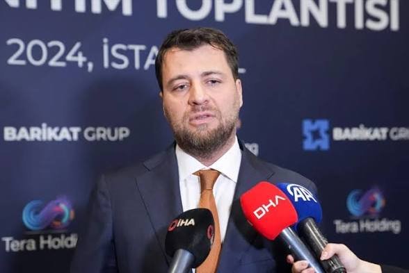 parazitborsa's tweet photo. #TERA 5 & #TLY 

Herkese merhaba arkadaşlar bugün klasikleşmiş bir şekilde cuma öğlen postunda Tera inceliyoruz. Geçen hafta stratejik hamlelerinden bahsetmiştik bu hafta ona devam ediyoruz.

Biraz #Tly fonu kullanımını incelemek lazım. Hisselerde adının geçtiği zaman ilgi çekiyor ve sanki bu fon hisseyi alınca o hisse sonsuz yükselecekmiş gibi bir algı oluyor. 

Şöyle bir durum var arkadaşlar fon bir hisseyi  aldıktan sonra eğer %5'lik bir alım yapmadıysa onu açıklamakla yükümlü değil. %5'lik alım yapsa bile bunu 2 gün içinde açıklaması gerekiyor takasına yansıması durumu ile alakalı olarak. 

Size kap haberi düşene kadar zaten belirli bir payı çekmiş oluyor yani sadece fon takip ederek olayı çözemezsiniz. Son zamanlarda özellikle fonun durumu şuna döndü; #Dstkf düşüşünü #Ozatd yükselişi ile tolera etmek. 

Bir yandan bunlar yapılırken ne ile uğraştı Tera ? Mscı uyarısından sonra gelen SPK düzenlemelerine göre fonları ve fon yönetim şirketini dizayn etmekle uğraştı. Neler yaptıklarını ve nasıl önlemler aldıklarını zaman zaman açıklamalarında yer veriyorlar. 

Gerçekten bu piyasanın sevdiği bir durum  havada bir şey kalmıyor. Zaman ne gösterir bilinmez ama işler arada sırada akşam olsa da güzel devam ediyor. 

Galiba Tera postu bu uzun bir süre daha gelmeye devam edecek çünkü ana çatı hisse bu olduğu için çok fazla detay var.

Bu yazdıklarım hayal ürünüdür ve kesinlikle yatırım tavsiyesi değildir.