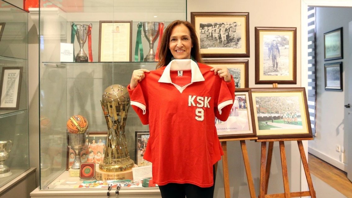 inizmircomtr's tweet photo. Karşıyaka Belediye Başkanı Yıldız Ünsal, spor salonundaki oda tahliyesi tartışmalarına yanıt verdi.
Ünsal, kararın Karşıyaka Spor Kulübü’nü hedef almadığını belirterek, “Karşıyakalılığımı ve kulübe olan saygımı kimse sorgulayamaz” dedi. https://t.co/frBvWuO6Eu