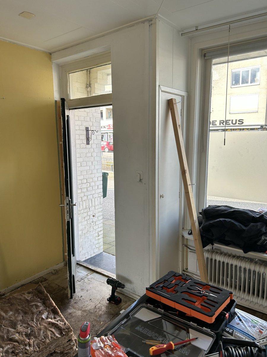 rasquert's tweet photo. De bovenkastjes verwijderd en de oude voordeur weer open gemaakt; blijkt er een dikke oude scheve stalen balk bij het begin van de uitbouw te lopen… https://t.co/xyXkuuPBRc