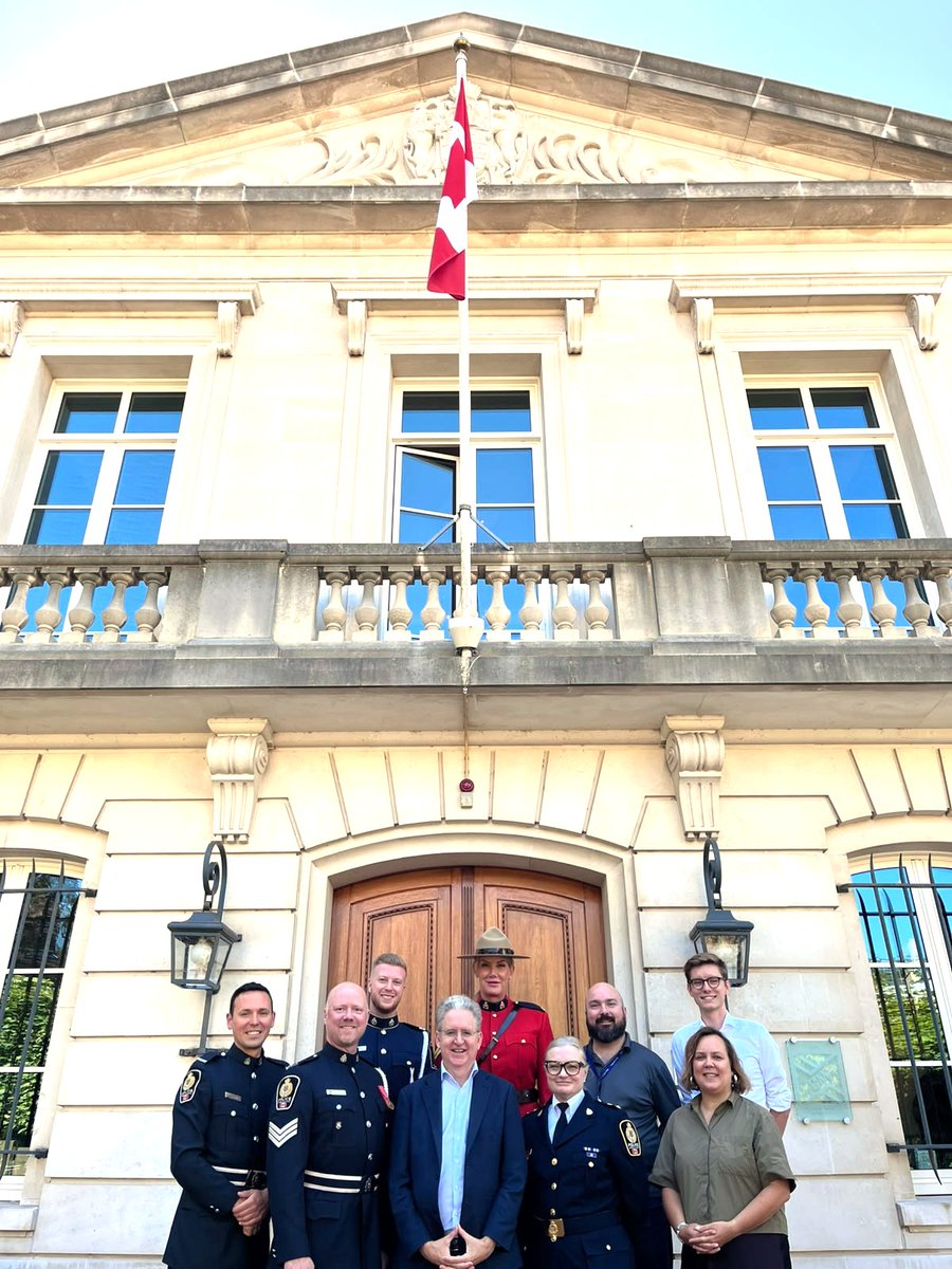 CanEmbNL's tweet photo. @CanEmbNL was happy to welcome representatives of @OutOnPatrol , a B.C-based organization that supports 2SLGBTQ+ people working in law enforcement. #Pride 🏳️‍🌈 https://t.co/VUTZmmGHdF