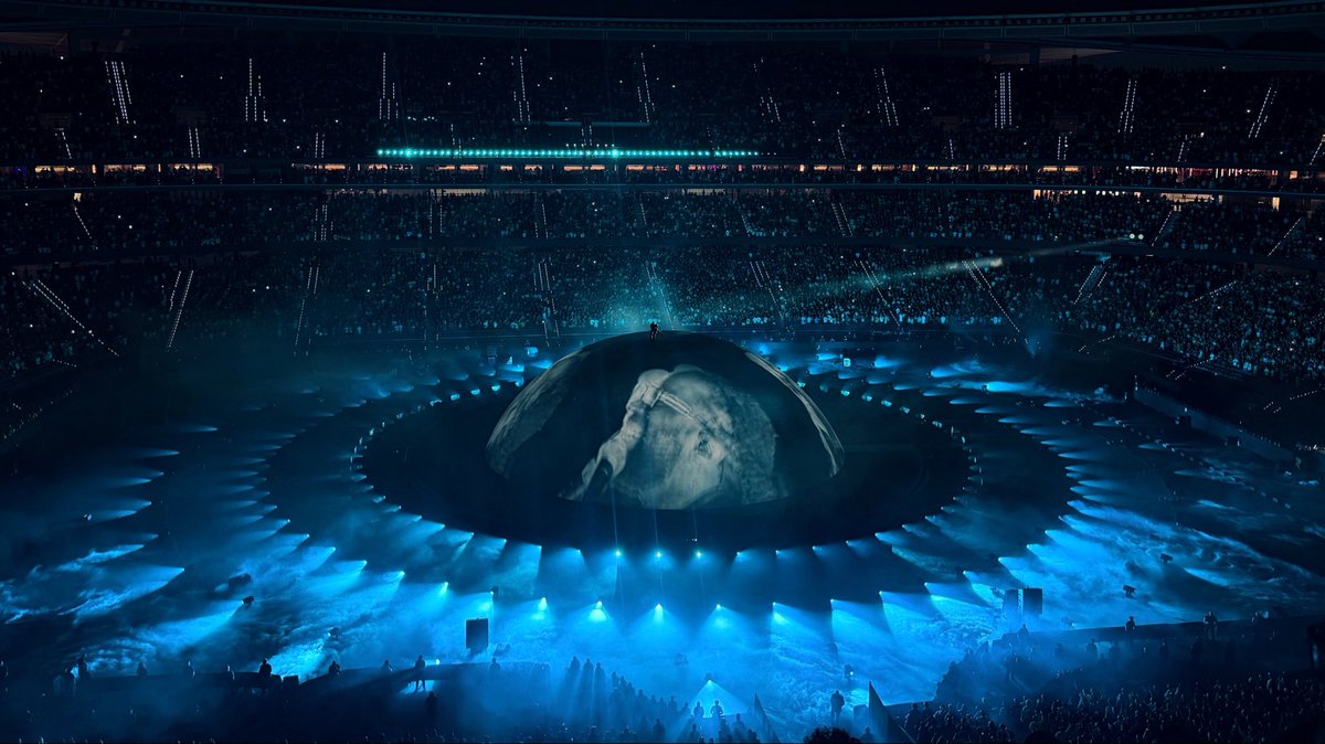 AimarRondao's tweet photo. Ainda sobre o concerto de Kanye:
Nenhum artista no mundo consegue rebentar 40 bangers b2b e deixar outros 40 de fora.

And that’s why he’s the 🐐 https://t.co/PU6AoQ2eqb