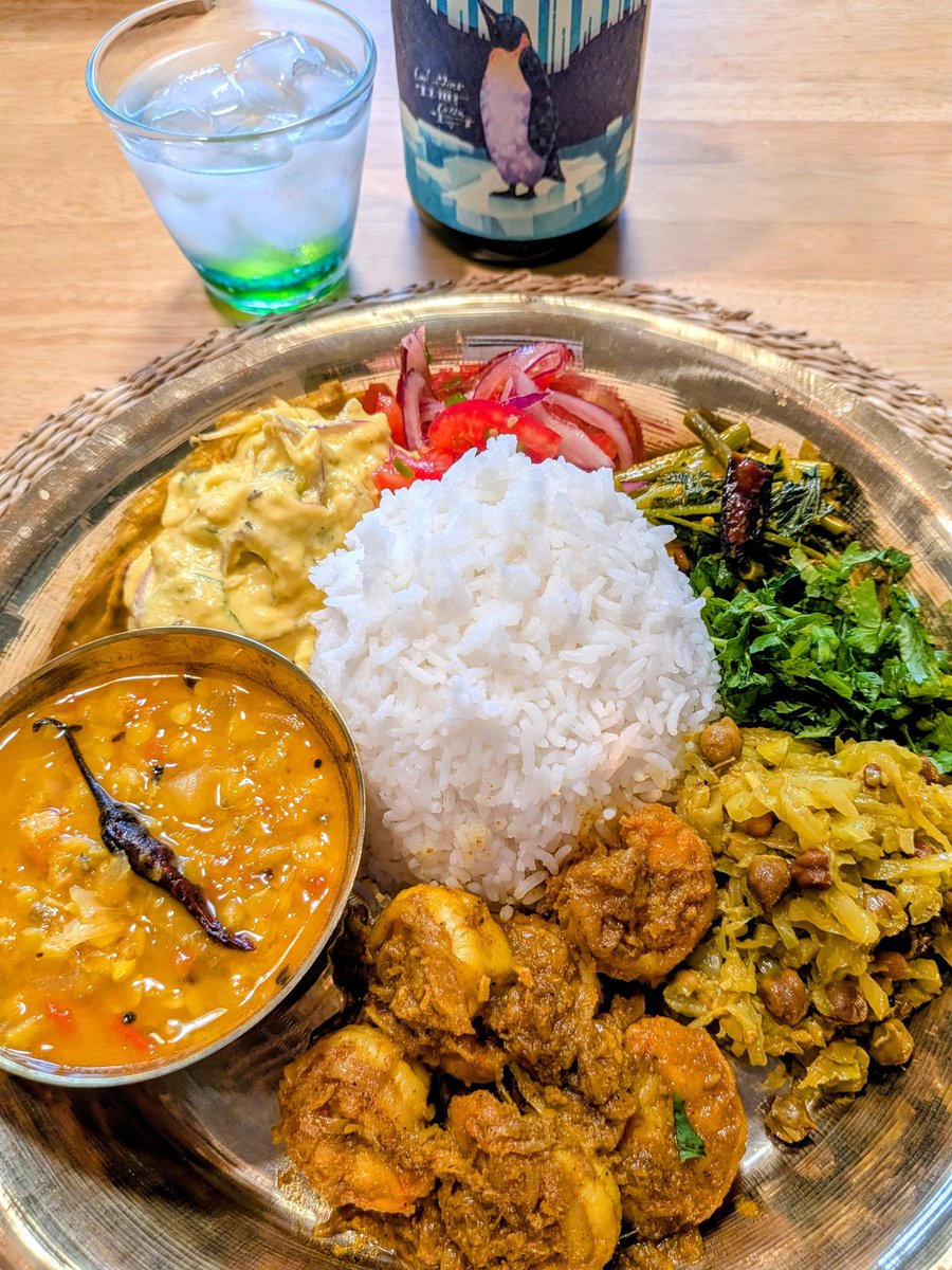 Liddell0301's tweet photo. 金曜夜はカレーの日🇮🇳
今晩は南インド屋さんのスパイスレッスン　アーンドラ回
🌿海老のセミドライ
🌿キャベツカラチャナカレー
🌿トマトパップー
🌿おまけ副菜
クールミントグリーン　ロックで🥂

アーンドラは素直な美味しさ🥰
トマトパップー、響きがイイ✨️もう少しもったりさせるべきだったかも https://t.co/akC1QamuAv