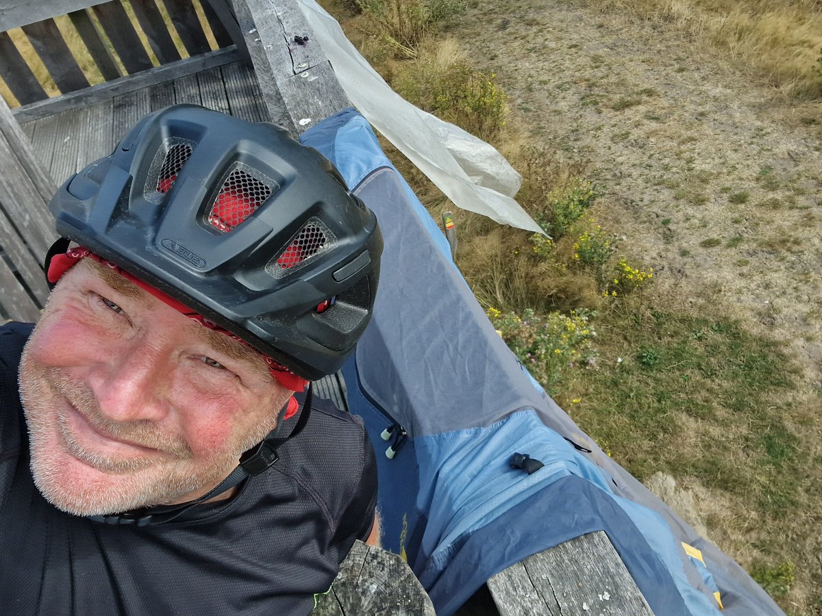 marcomout's tweet photo. Het was een natte nacht.
#IkBenErgens en daar heb ik van een uitkijktoren een uithangtoren gemaakt.
#nood
#deugd
#regen https://t.co/a7VV0q9Ite