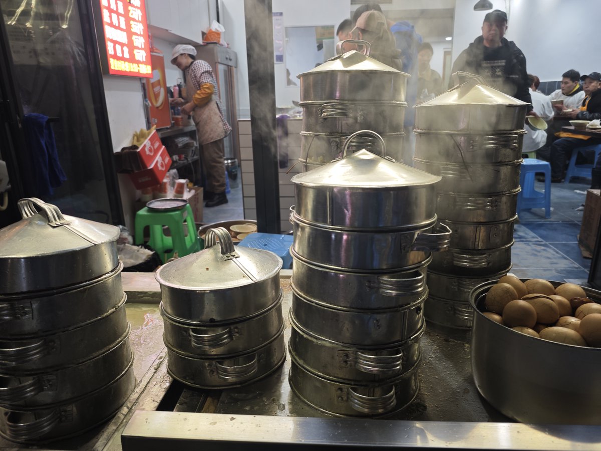 FTL76983636's tweet photo. Late-night snack run never gets old—steaming pork bone soup + warm congee hits different at 2 AM. https://t.co/baedNwQFtz