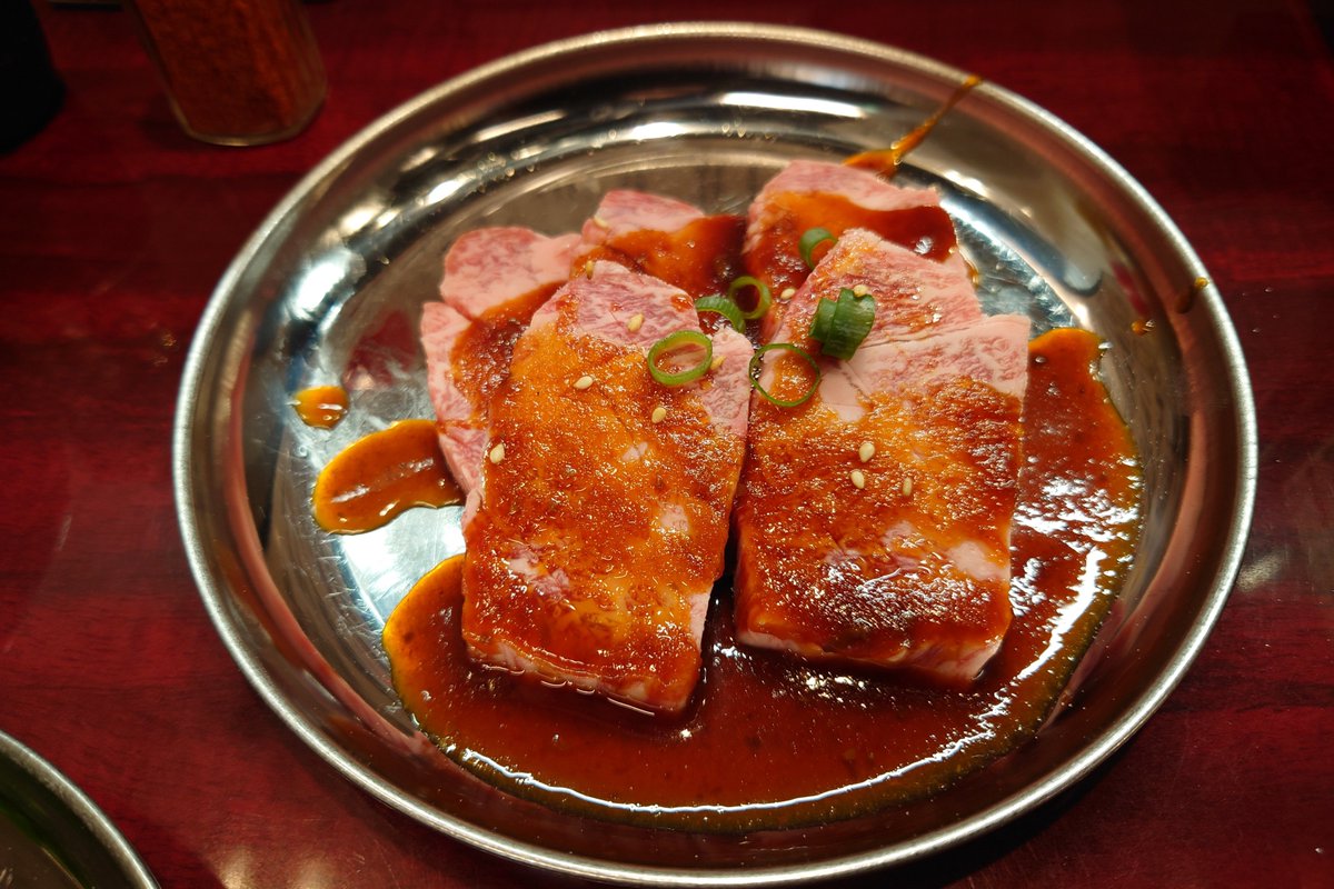 JUN791209's tweet photo. 大阪市西成区の『大衆焼肉はやし』にて夜ご飯。タン元、ロース、上バラ、白菜キムチを注文。関西はやはり上質な肉をリーズナブルにいただけますね!
中々食べられない新鮮なタン元、サシが入ったロース、
上バラなどをいただけて大満足です😊 https://t.co/Uied8MpH8Y