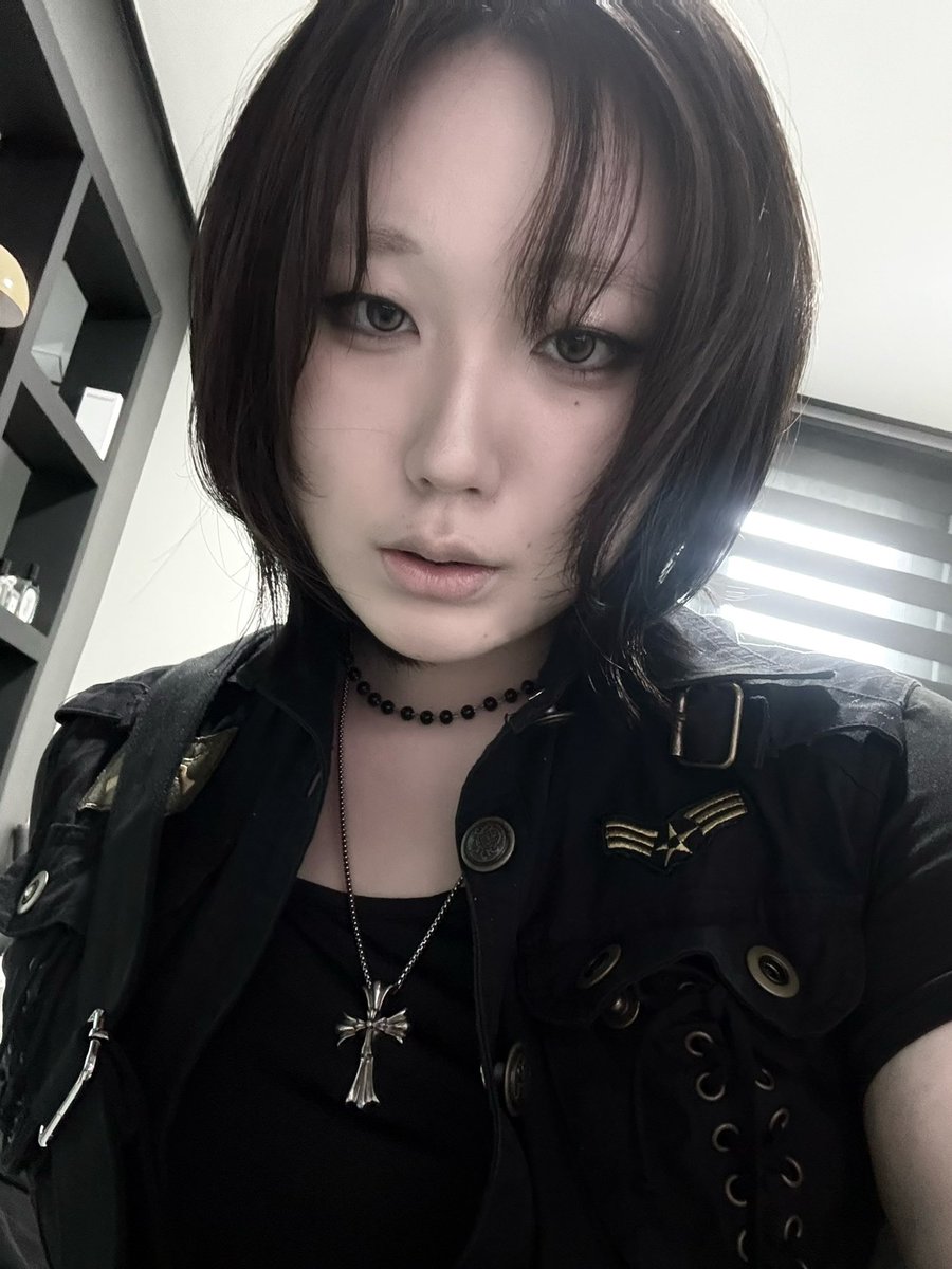 Bemy5ummer_x's tweet photo. 요즘 셀카를 많이 찍는데 올릴 곳이 없어서.. https://t.co/Y5R28LqDSI