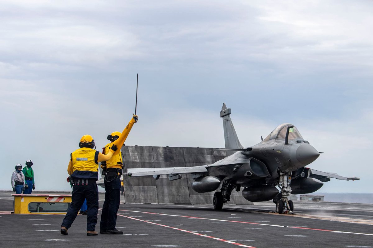 Tom_Antonov's tweet photo. A long-standing tradition aboard the 🇫🇷 Charles de Gaulle: for a naval aviator’s final catapult launch, fellow pilots form a guard of honor along the catapult. The carrier’s commander signals the launch with a saber as the pilots salute their departing comrade.
📸 by Marie Bailly https://t.co/kkbp9Z5KvU
