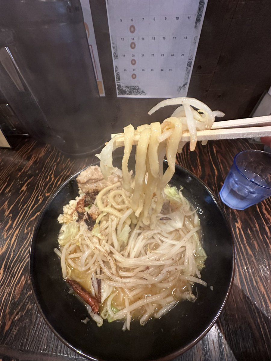 takepokke's tweet photo. 本日は埼玉県のふじみ野市
『中華そば　あおい』で
味噌じろうを頂きました🍜

にんにくのパンチが効いたスープや
ごっついチャーシュー
そして野菜の山盛り
良い意味でジャンク✨

汗をかいて出て行ってしまった塩分をこの一杯でチャージ完了です💪

ごちそうさま🙏

#ふじみ野市  #味噌ラーメン https://t.co/Vu0zKpsAMo