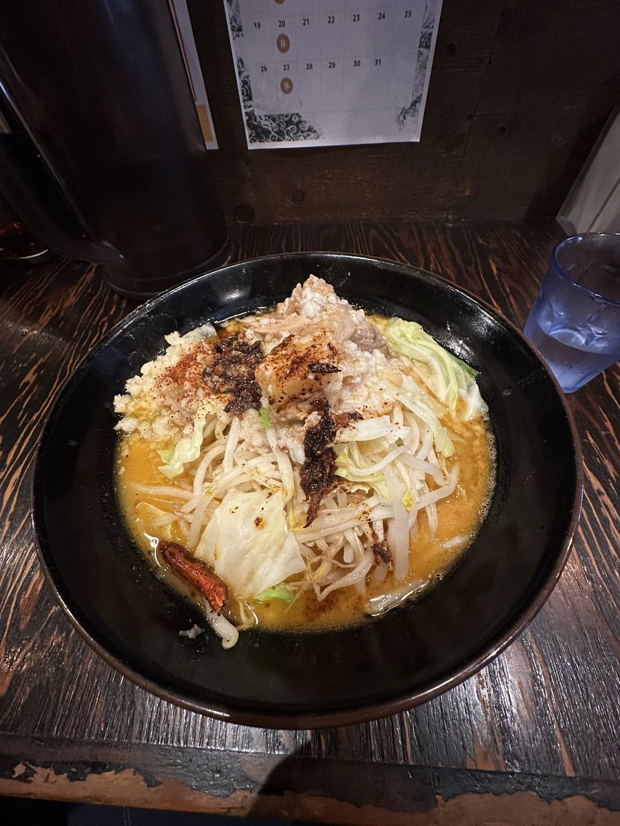 takepokke's tweet photo. 本日は埼玉県のふじみ野市
『中華そば　あおい』で
味噌じろうを頂きました🍜

にんにくのパンチが効いたスープや
ごっついチャーシュー
そして野菜の山盛り
良い意味でジャンク✨

汗をかいて出て行ってしまった塩分をこの一杯でチャージ完了です💪

ごちそうさま🙏

#ふじみ野市  #味噌ラーメン https://t.co/Vu0zKpsAMo