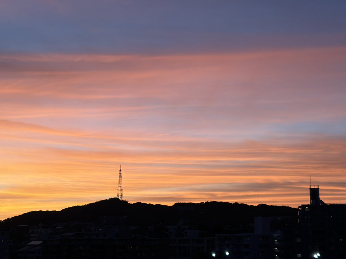Q03Q5's tweet photo. 今日のマジックアワー🌇
今日もいい一日だった https://t.co/FfaOD7avzc