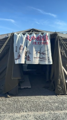 JGSDF_WA_pr's tweet photo. 【 ＃熊本地震 】７月３１日（金）第８師団は、火の君文化センターにおいて「入浴支援」を開始しました。断水や厳しい暑さが続く中、少しでも地域の皆様に心身ともに休まっていただくよう隊員一同全力でサポートいたします。

詳細な入浴・給水等の支援状況は各自治体の公式ＨＰ又は避難所にてご確認をお願いします。

＃西部方面隊 ＃第８師団 ＃災害派遣 ＃生活支援 ＃命を守る

https://t.co/ovZLpWhNwo