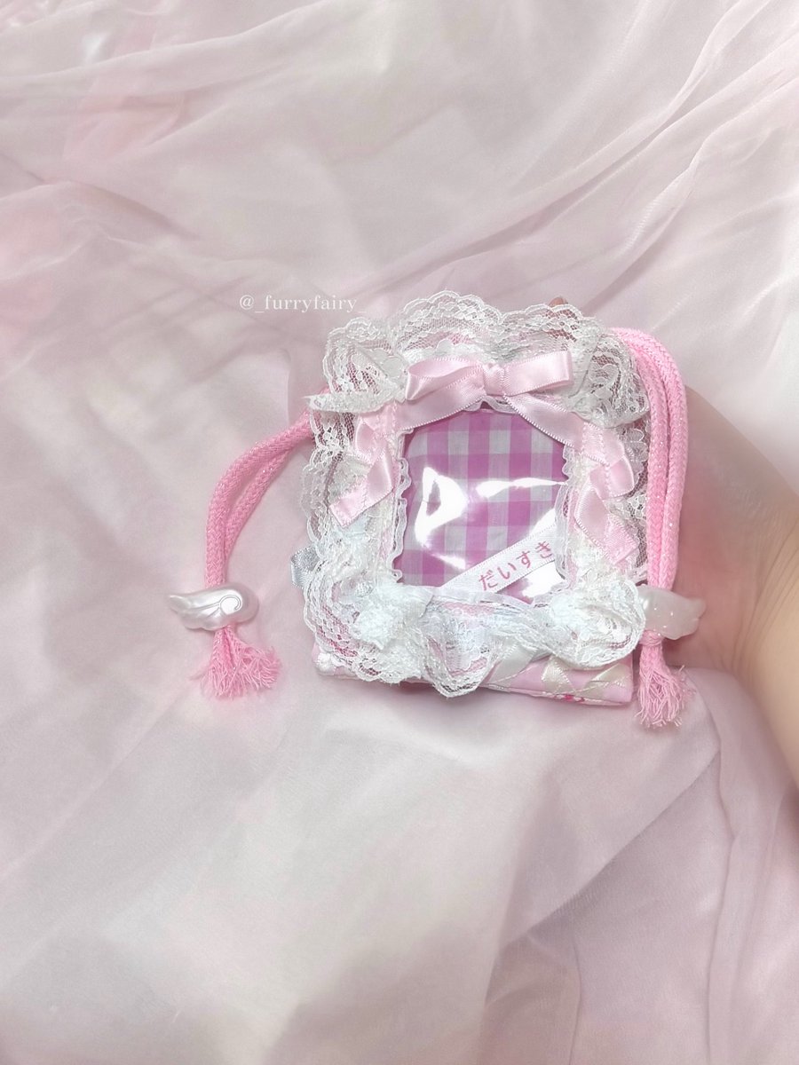 _furryfairy_'s tweet photo. ˚₊‧꒰ა ꣑ৎ ໒꒱ ‧₊˚

窓付き巾着ミニサイズ🎀🫧

むちむちの手を添えて………

こちらも明日から心斎橋で開催される
癖倶楽部にて販売します〜🪄◝✩ https://t.co/qBEQ8TvSV6
