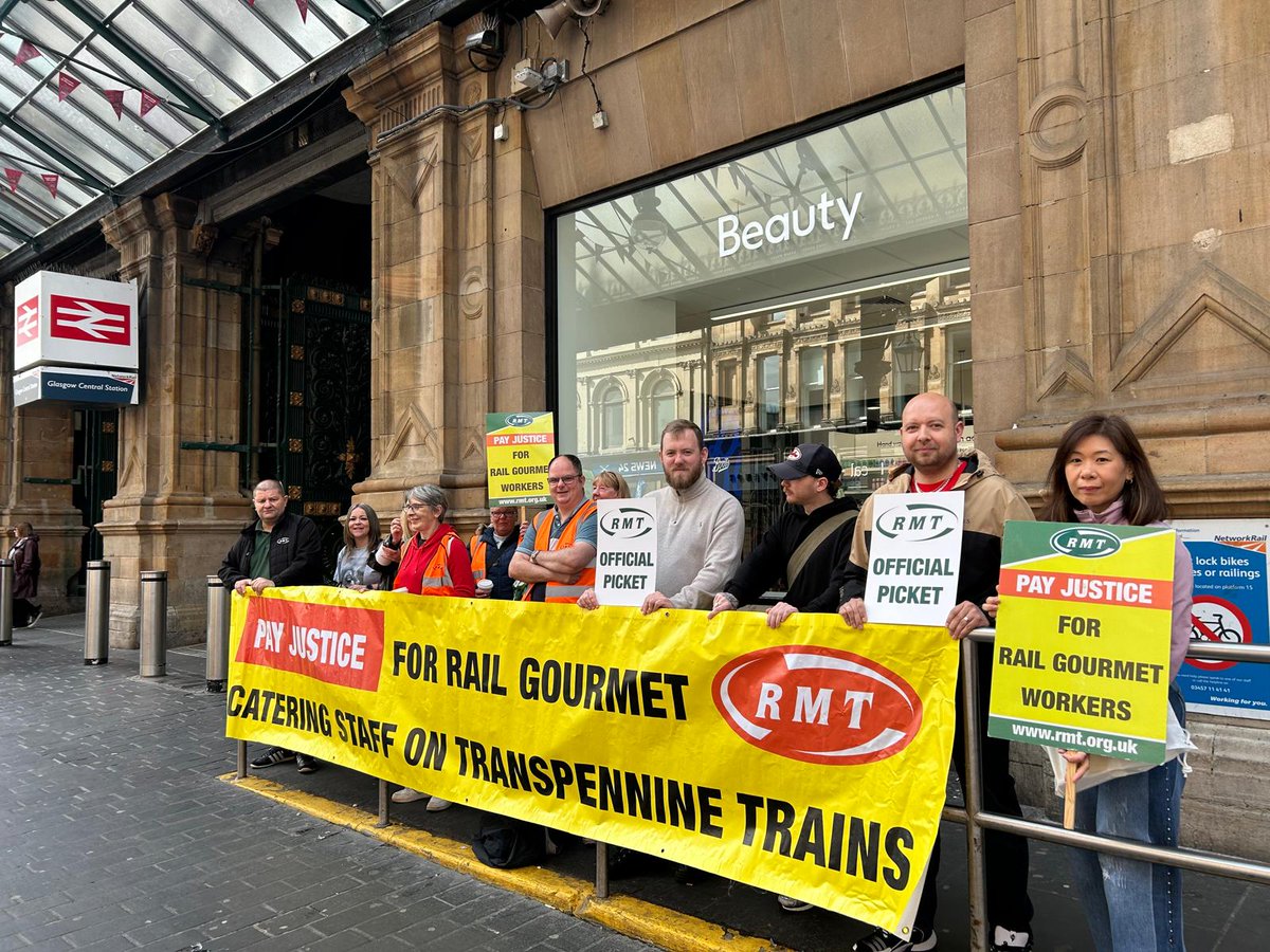 RMTunion's tweet photo. End Low Pay - Pay Justice for Outsourced Workers.
RMT Rail Gourmet picket line at Glasgow Central https://t.co/5UAYktrzYn