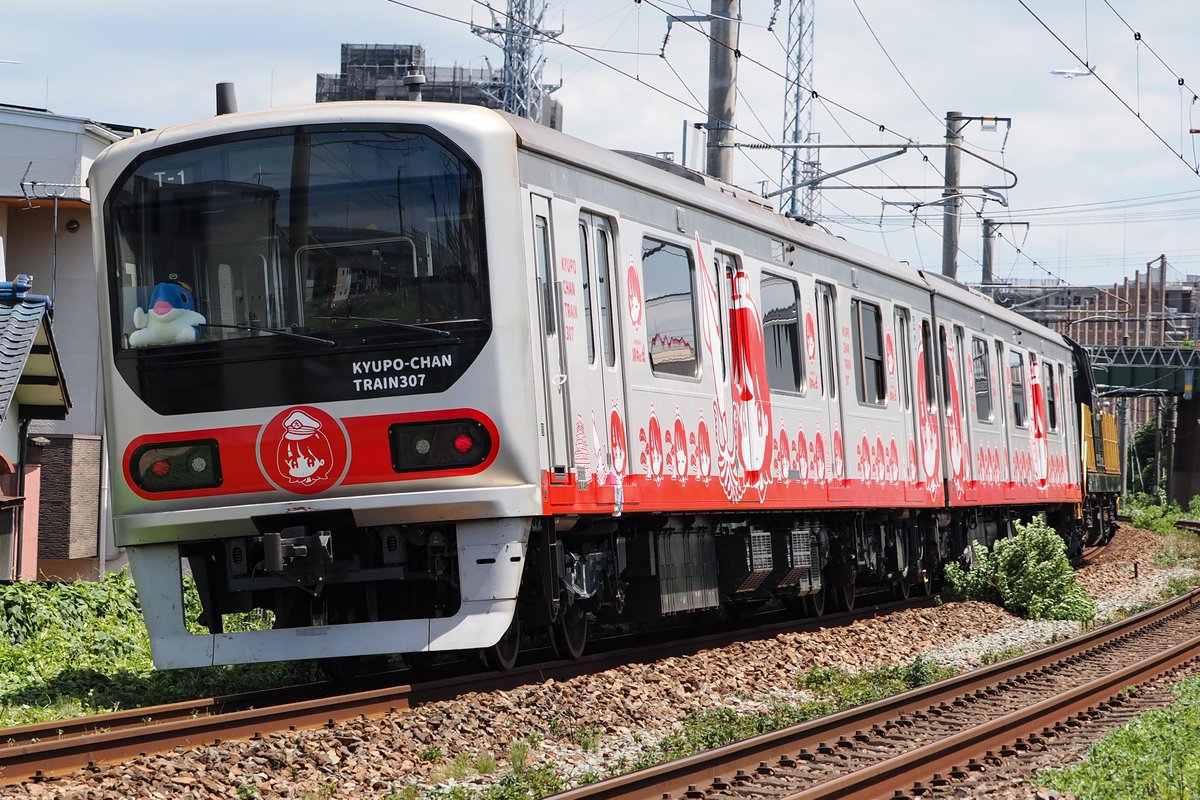 Satsumania777's tweet photo. 2026/7/31  9193レ/9895レ  DD200-701+307系T-1編成  at 笹原〜南福岡/伊賀屋〜佐賀

りんかい線の70-000形改め307系が遂に出場
運転席には元所属先のマスコット"りんかる"が乗っていました
九州でこの顔の電車を見ることができるようになるとは… https://t.co/vCxEvyabJy