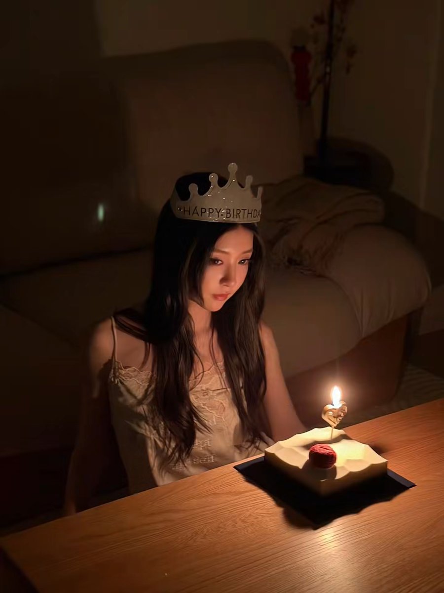 rollinwithrice's tweet photo. excuse me??? how is she this gorgeouuusss?? Zhou took this on Liuliu's birthday.

#loveactuallys5 #liuzhoucp https://t.co/tLyoV89AaK
