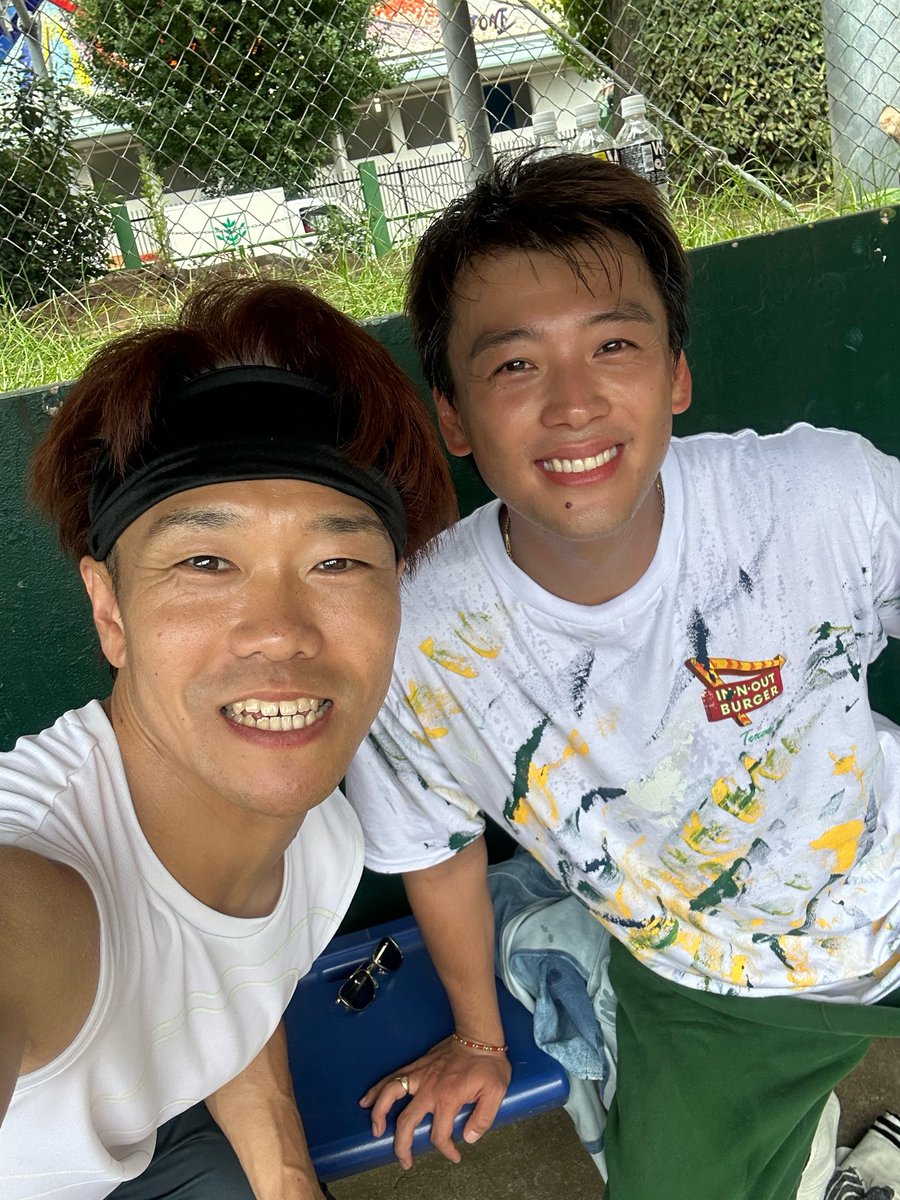 gaaarick's tweet photo. 猛暑の日中フルコートサッカーで
中3日、週２で涼真君と唯人君と蹴る⚽️
全部ワールドカップのせいだ🤣🔥
4年後の日本代表を躍進させる為にまずは我々が草サッカーで汗をかきます！笑 https://t.co/zVV1EQLf1C