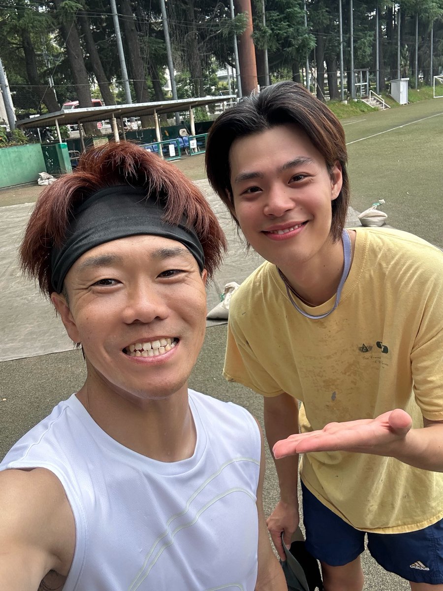 gaaarick's tweet photo. 猛暑の日中フルコートサッカーで
中3日、週２で涼真君と唯人君と蹴る⚽️
全部ワールドカップのせいだ🤣🔥
4年後の日本代表を躍進させる為にまずは我々が草サッカーで汗をかきます！笑 https://t.co/zVV1EQLf1C