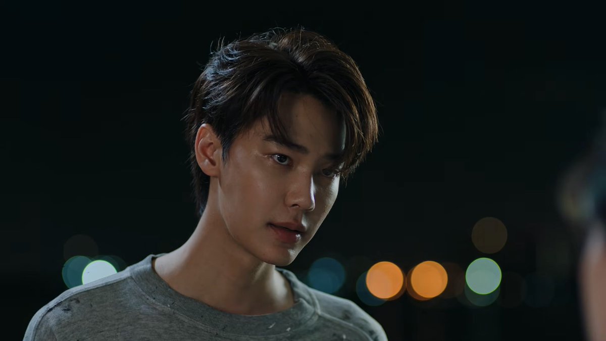webstarupdate's tweet photo. เดือดปุด! "ออฟ" ไม่เชื่อคดีจบ ขุดอดีต "ธี" ปั่นกระแทกความสัมพันธ์ "ดิว" ในซีรีส์ "Mr.Kill มังงะสั่งตาย"  

#GMMTV #MrKillSeries #dew_jsu #tee_vtp #OffJumpol
#DewTee #ดิวธี

หลังจากตำรวจแถลงข่าวจับกุม "นายคิม" ผู้ต้องหาฆาตกรรมต่อเนื่องที่จัดฉากเลียนแบบการ์ตูนเรื่อง 'Nekros' พร้อมประกาศปิดคดีอย่างเป็นทางการ ดูเหมือนทุกอย่างจะจบลง แต่ความจริงกลับไม่ได้เป็นเช่นนั้น เมื่อ "ธัน" (ออฟ จุมพล) ยังคงคาใจและไม่ยอมปล่อยผ่าน พยายามขุดคุ้ยปมในอดีตของ "ภัทร" (ธี ธีรเดช) จนสร้างความลำบากใจให้เจ้าตัวอย่างหนัก ในขณะที่ "เคย์" (ดิว จิรวรรตน์) ก็ซึ้งใจไม่น้อยที่ภัทรยอมเสี่ยงชีวิตช่วยเขาไว้จนต้องเจ็บตัว แต่ความลับในอดีตที่ภัทรพยายามปกปิดคืออะไร และความสัมพันธ์ของพวกเขาจะเป็นอย่างไรต่อไป ต้องติดตาม

ติดตามกันได้ในซีรีส์ “Mr.Kill มังงะสั่งตาย” วันอังคารที่ 4 สิงหาคมนี้ เวลา 20.30 น. ช่อง GMM25 | ดูย้อนหลัง แอป oneD ที่เดียว เวลา 21:30 น. และอัพเดททุกความเคลื่อนไหวได้ที่ FB & IG & YouTube & X & TikTok : GMMTV 

https://t.co/zxsF5j0vP4

ภาพเพิ่มเติม>>> https://t.co/iKALaIccgR
