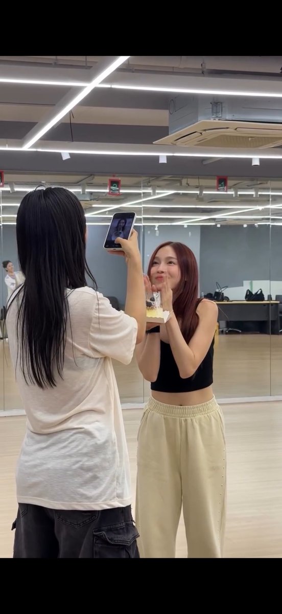 bodyguardchuu's tweet photo. it aint matter whose birthday it is, she WILL be taking pictures of her baby with the cake 🎂 (🤢) 

OUR BRIGHTEST MILK PANSA 
#MilkPansa30thBloom
#MilkLove #มิ้ลค์เลิฟ https://t.co/hgbxuvR0CS