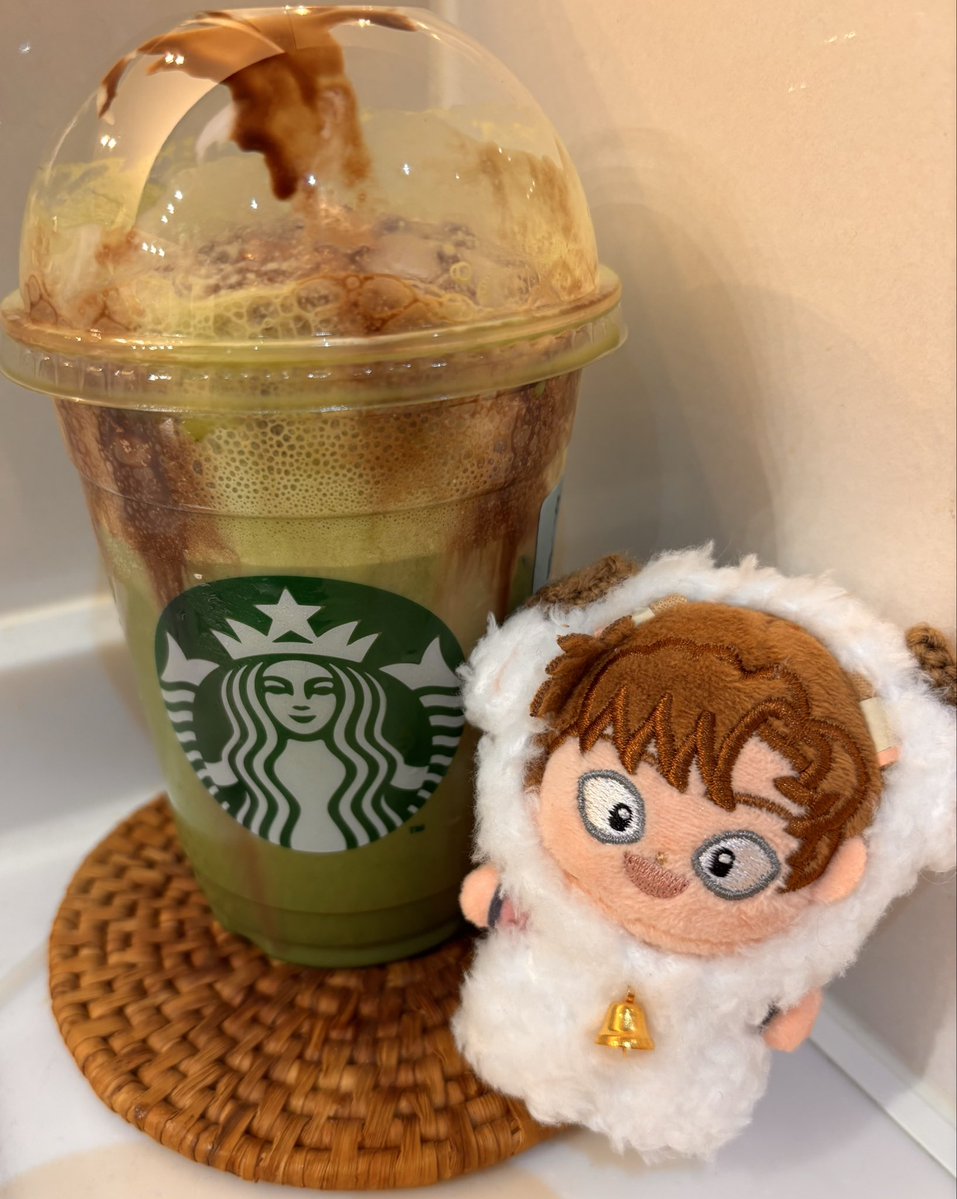 sheerinsanity32's tweet photo. 金曜日、生き残りました。
割とピンチでメンタル的にも焦りそうで、ぬい作と出社。
無事乗り切って抹茶ティーラテで乾杯🥂
美味しいけど見た目が不運カスタム！
お疲れ様でしたぁぁぁぁぁぁ！！！ https://t.co/UsnpOclIkL