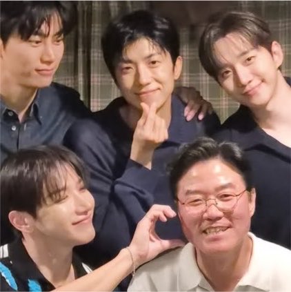 bdloao_'s tweet photo. 다른 멤 포토이즘 수준인데 이 분 혼자 민첩하게 포즈 계속 바꿈 ㅁㅊ겟다 https://t.co/Ir4txfWd2S