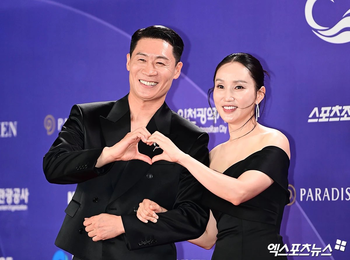 infodrakor_id's tweet photo. KALO UDAH HALAL BEDA YA 😍😍

bisa mesra mesraan gini. Ciyelah Jin Seon Kyu sama bininya alias Park Bo Kyung https://t.co/27GhfBQdtJ