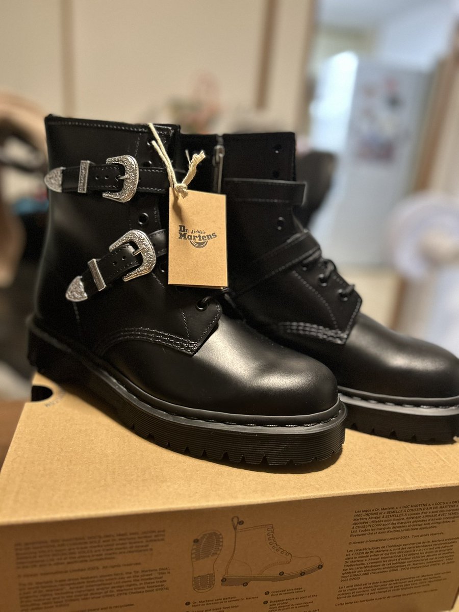 InoYblm's tweet photo. 早めの誕プレもらった！
久々のNew Martens！！！
かっこよすぎな✨ https://t.co/8WnkpYvbZu