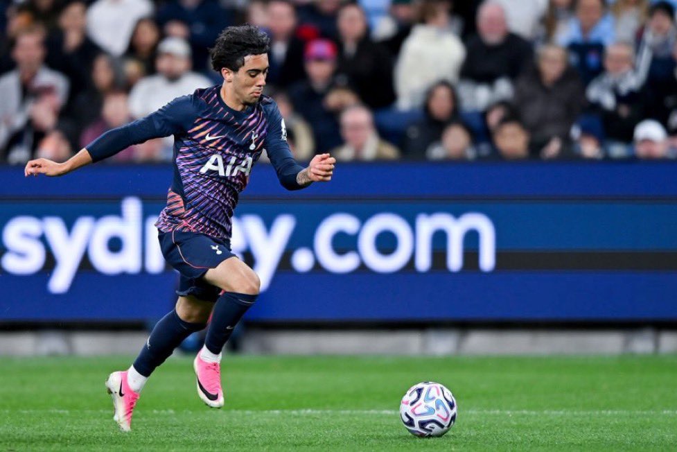 SpursArmyTweets's tweet photo. 🚨🎙️ Roberto De Zerbi on bringing players through from the Academy into the First Team:

“It is very important to produce players in the Academy. We are working on three or four players like Luca Williams-Barnett, Malachi Hardy and Mikey Moore, even if he is a bit older.” https://t.co/cp0H1qAh7F